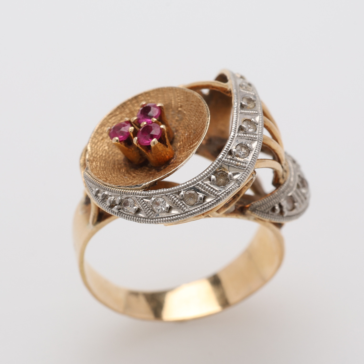 RING, 18K GULD, SYNTETISKA RUBINER & VITA STENAR, TOTAL Ca. 4,8 g.