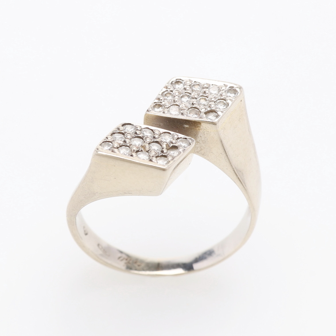 RING, 18K GULD & SMÅ DIAMANTER OM TOTALT CA 0,24 CT ENLIGT GRAVYR, TOTALVIKT Ca. 3,5 g.