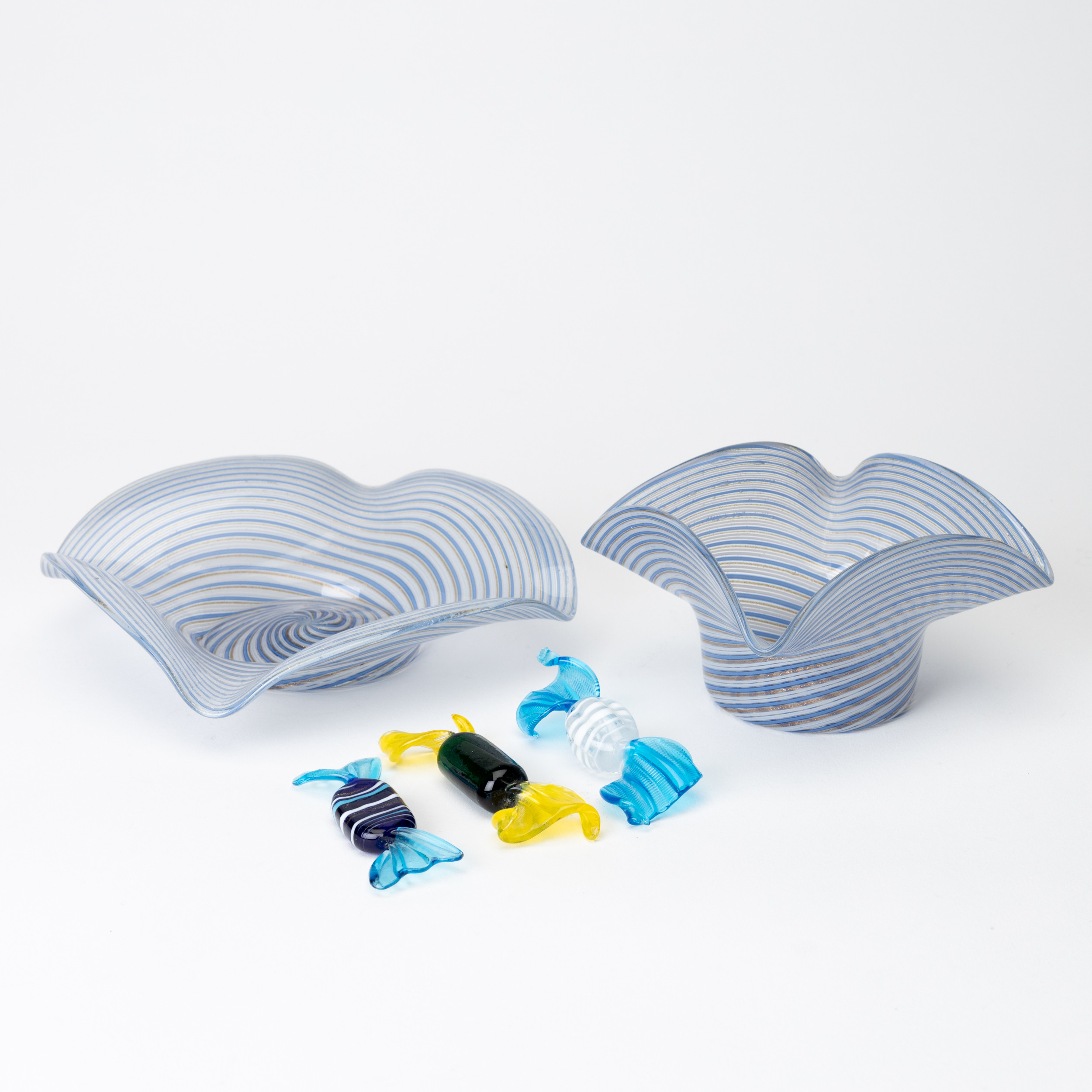 SKÅLAR, 2 st, samt KARAMELLER, 3 st, glas, Murano, Italien.