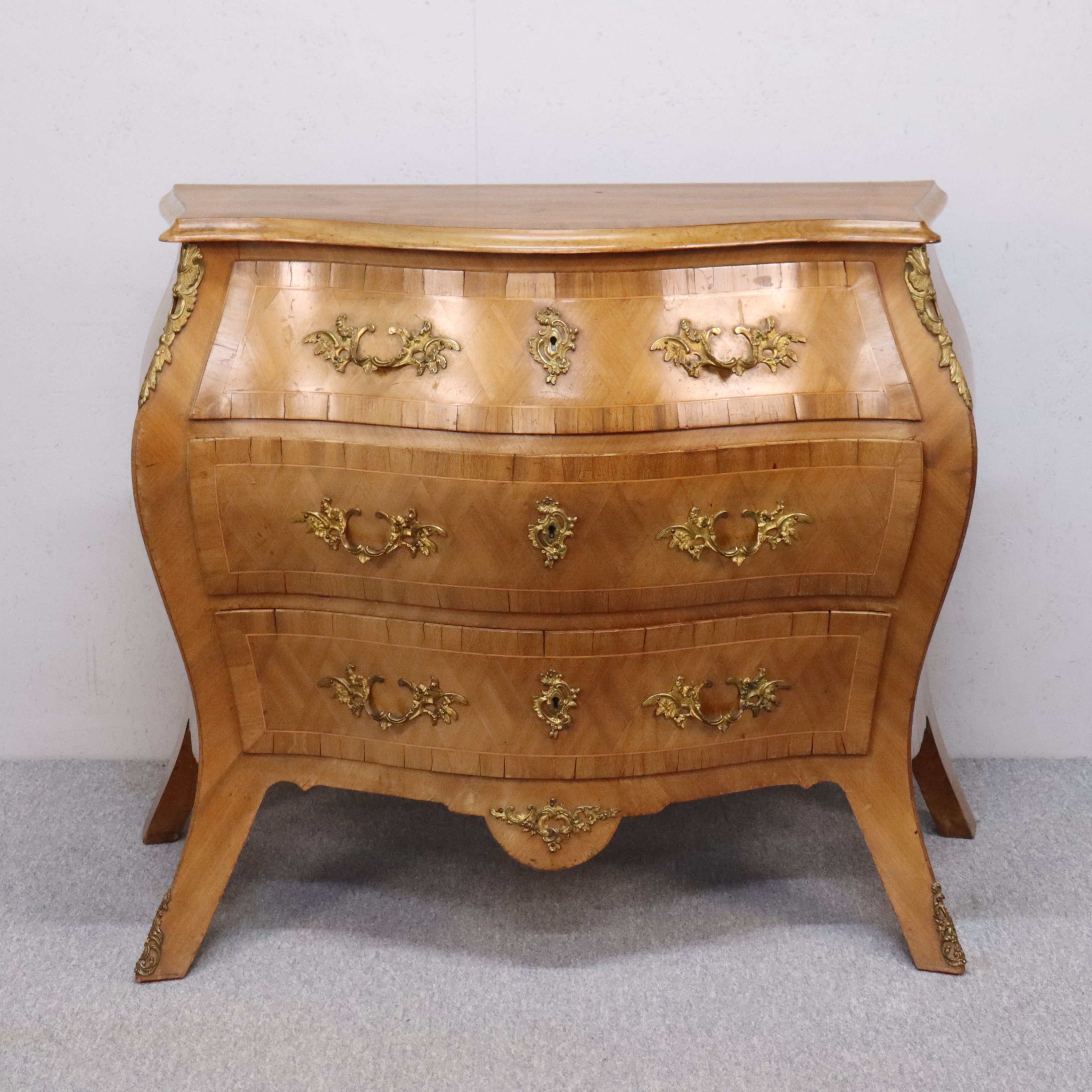 BYRÅ, 1800-tal, rokokostil.