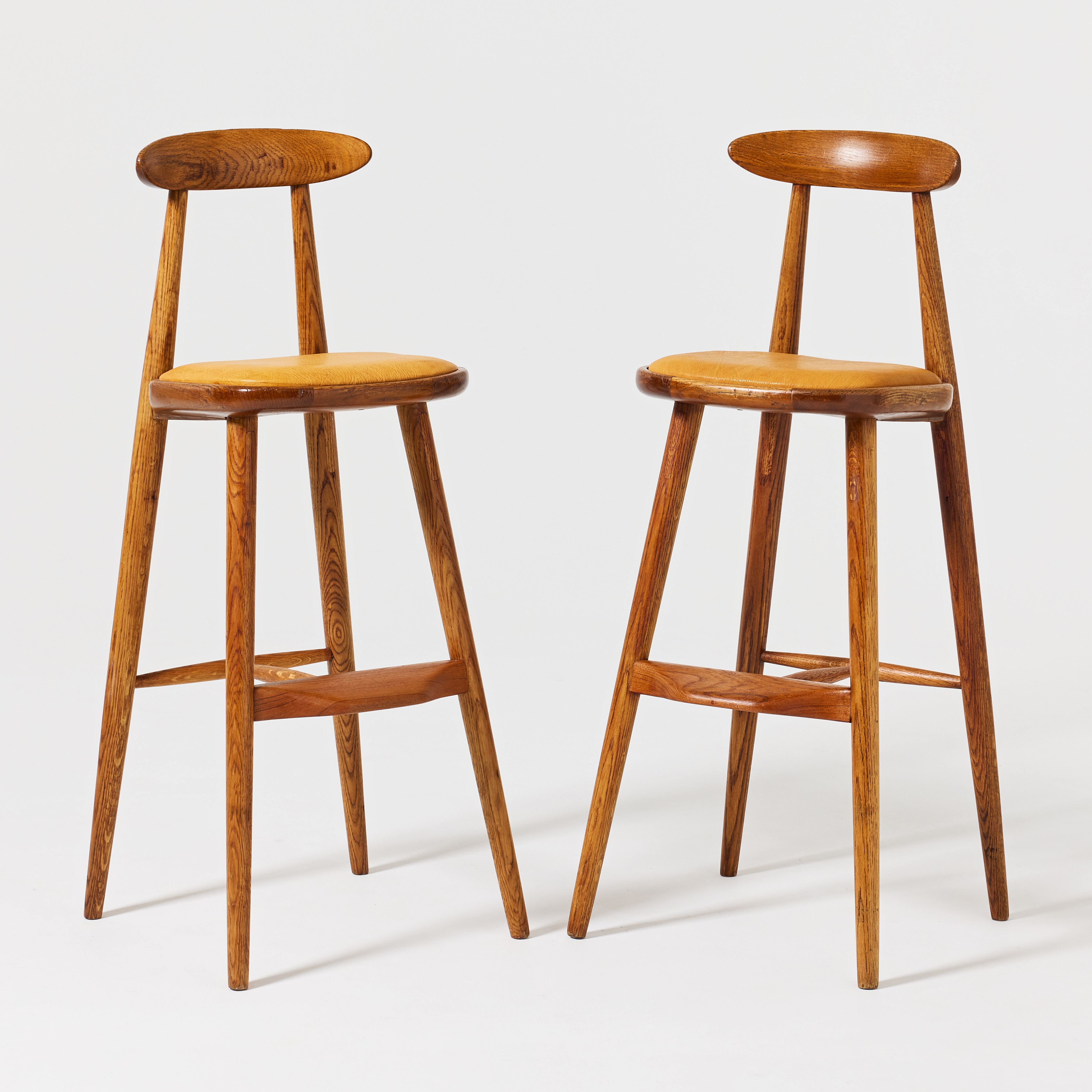 VILHELM WOHLERT. Barstolar, ett par, Odense Møbler, 1950-tal, ek och teak, sitsarna klädda i brunt läder.