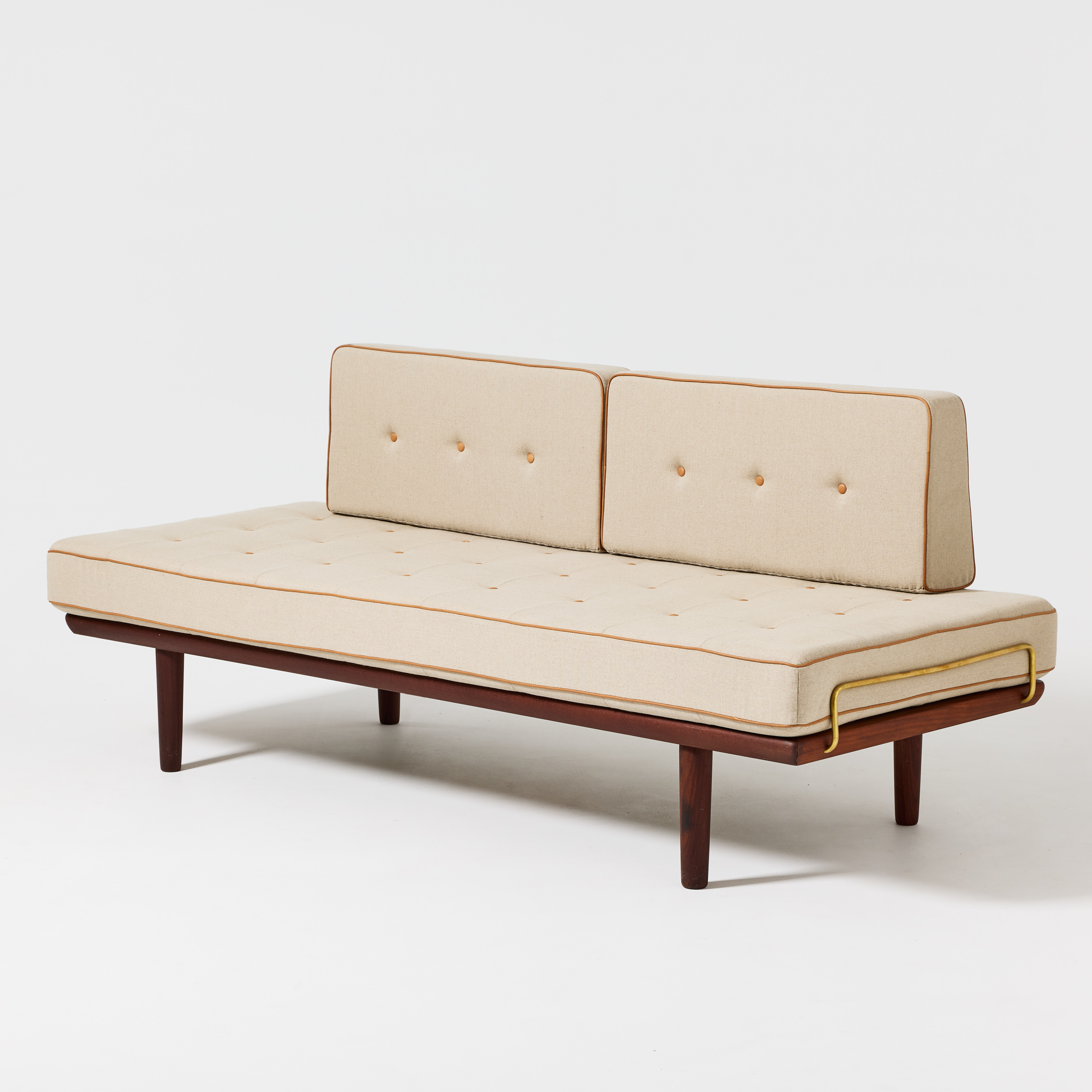 HANS J WEGNER. Dagbädd, Getama, Danmark 1950-tal, modell GE-19, teak med beslag i mässing.