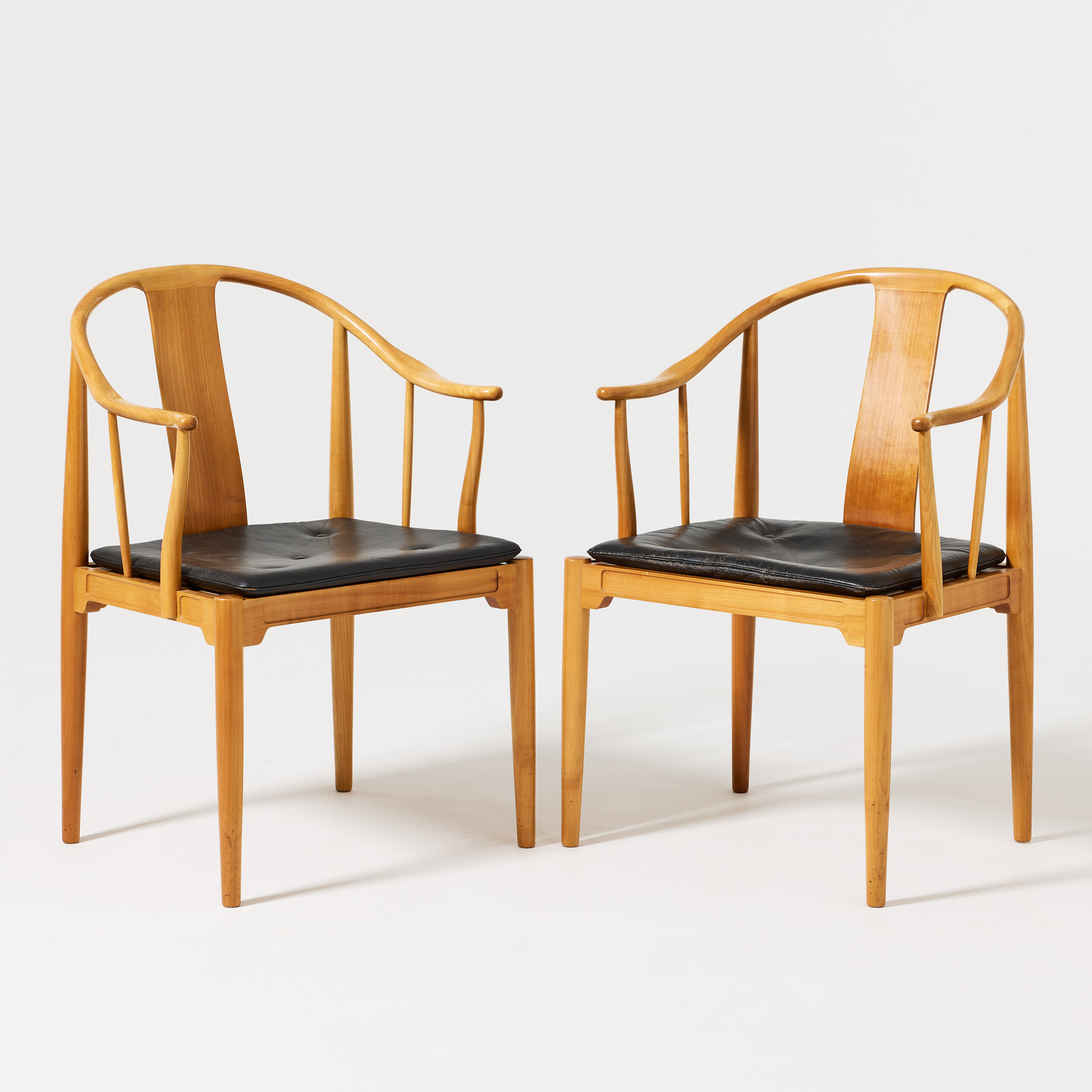 HANS J WEGNER. "Kinastolen", karmstolar, ett par, Fritz Hansen, Danmark 1979, körsbär, dynor i svart läder.