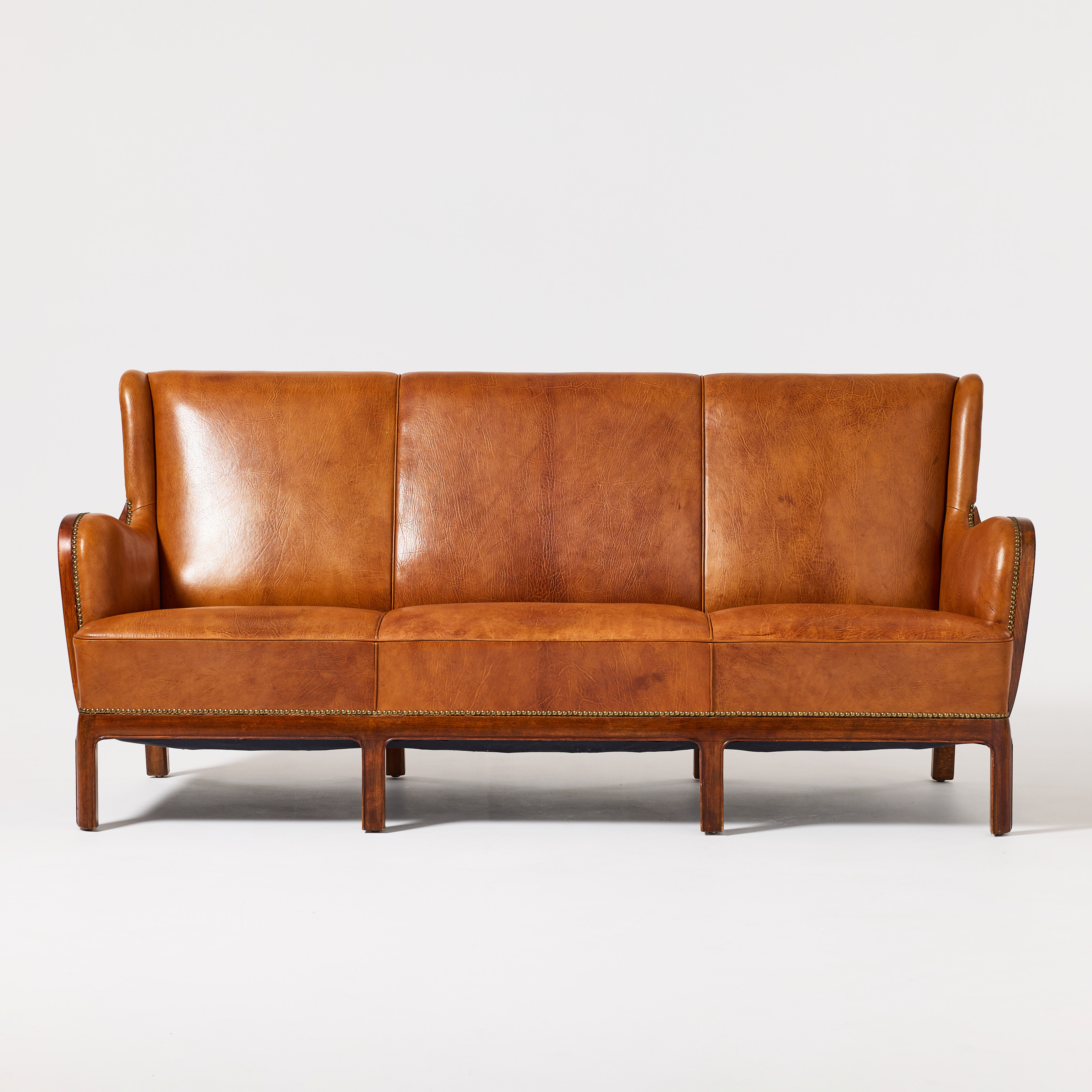 FRITS HENNINGSEN. Soffa, Danmark 1930-tal, mahogny, pärlspikad klädsel i brunt läder.