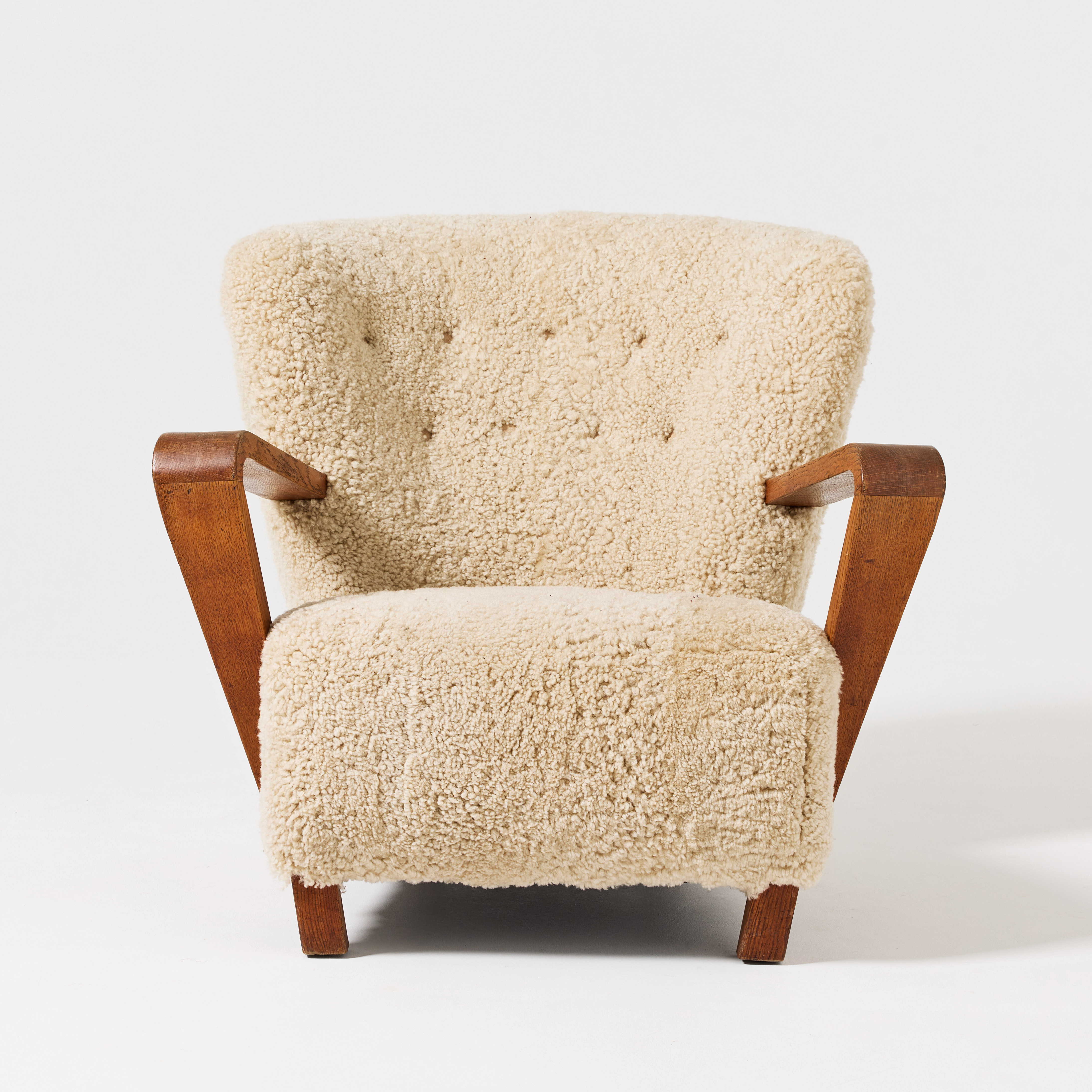 FÅTÖLJ, Danmark 1930/40-tal, ben och armländ i ek, klädd i fårskinn.