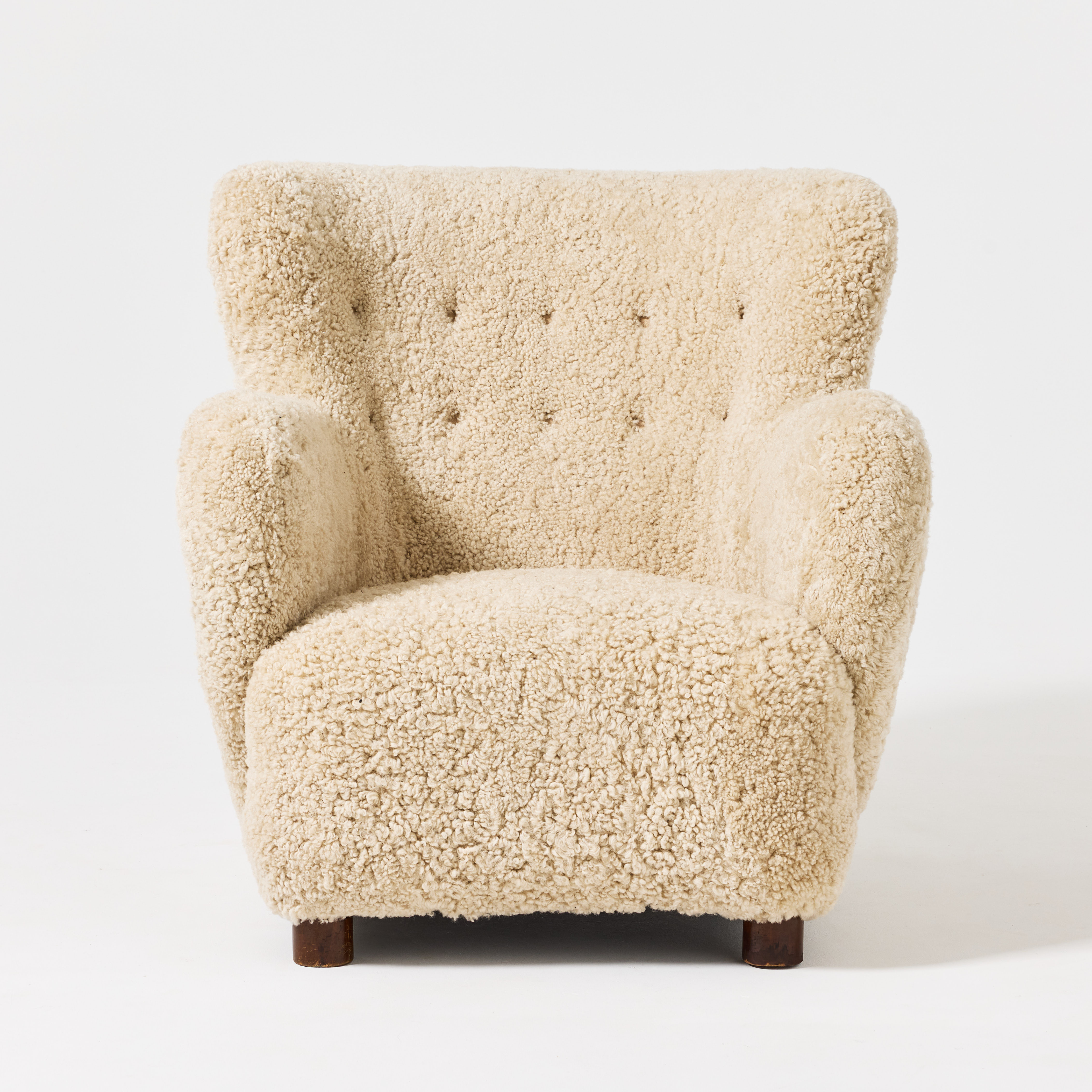 FÅTÖLJ, Danmark 1930/40-tal, klädd i fårskinn.