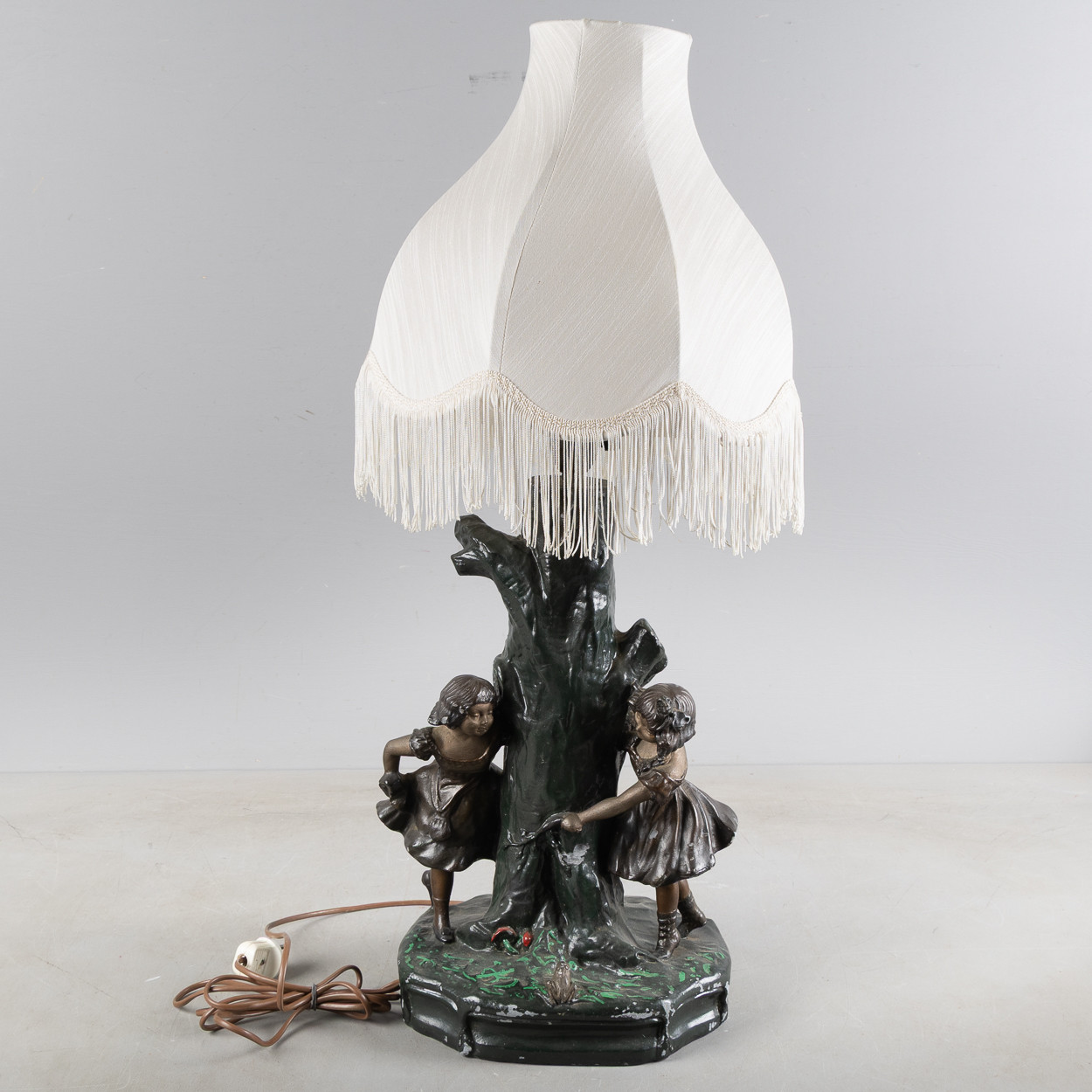 BORDSLAMPA, bemålad keramik, flickor vid träd, 1900-talets första hälft.