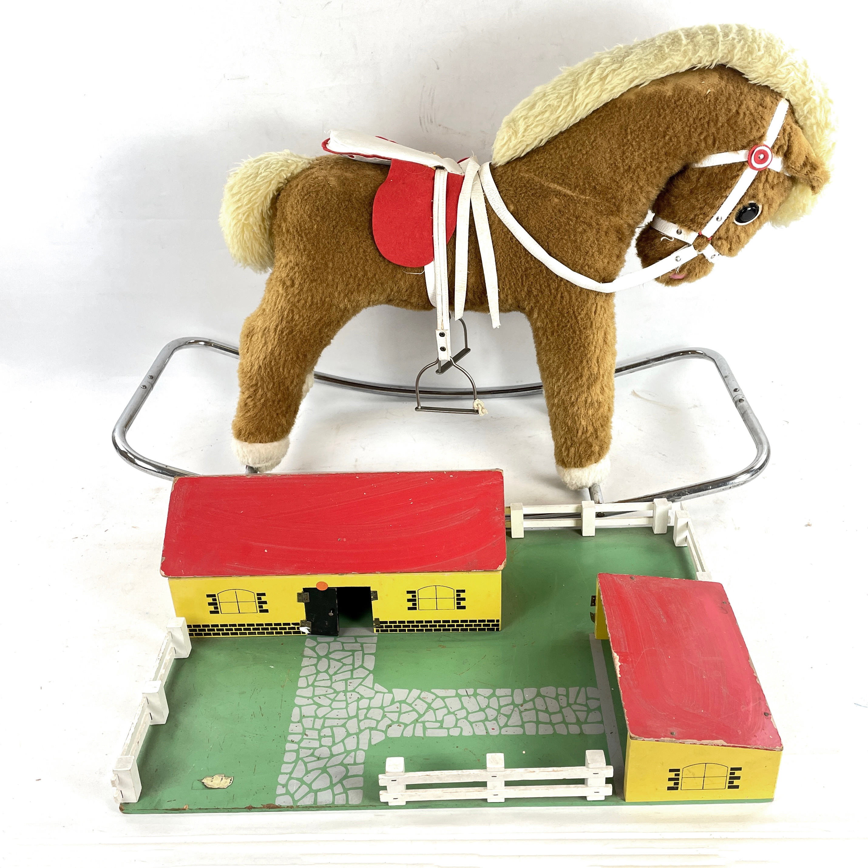 GUNGHÄST & BONDGÅRD. Trä, textil/metall, 1900-tal.