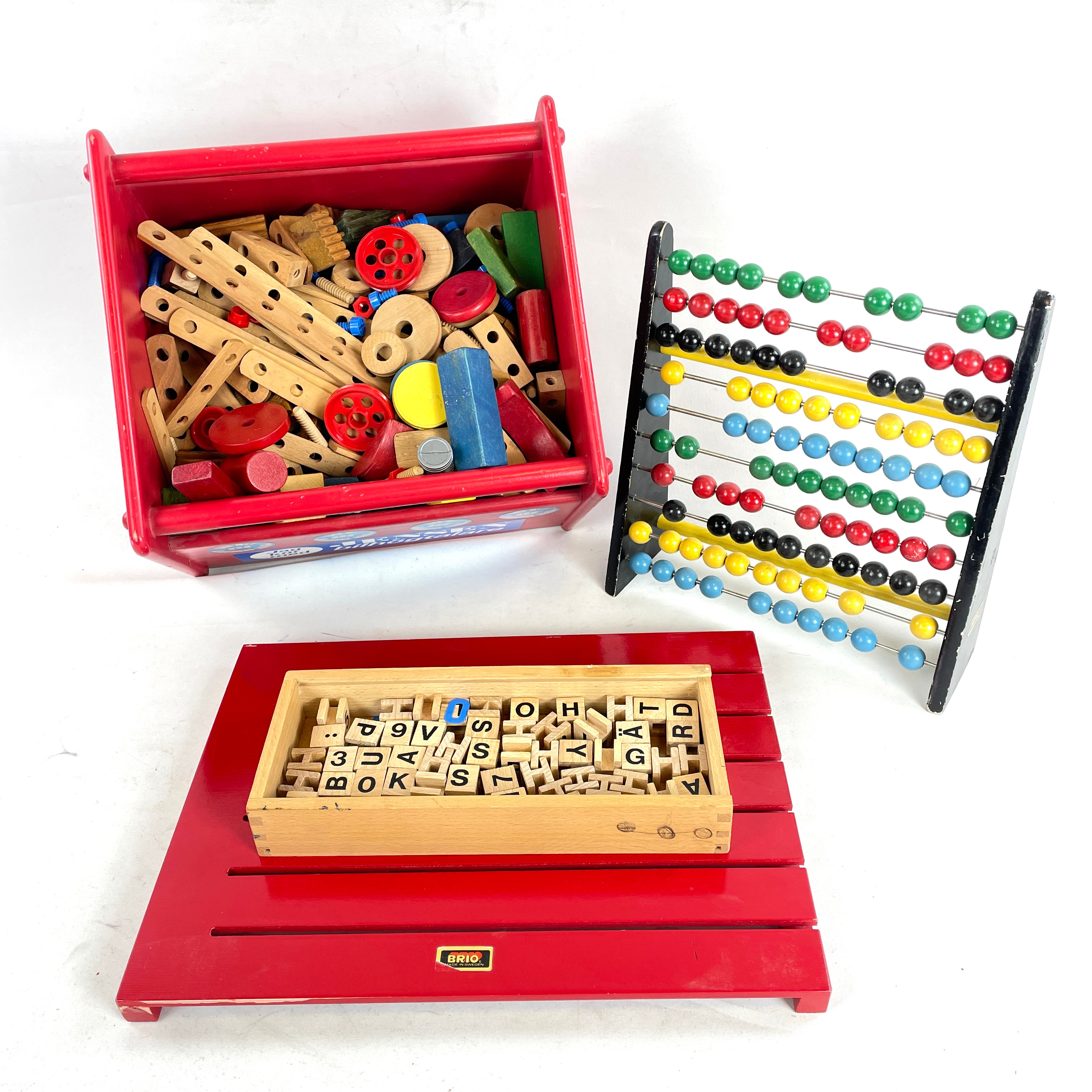 PARTI TRÄLEKSAKER, bl.a. Brio. Byggdelar, klossar, kulram & bokstavstavla, 1900-tal.