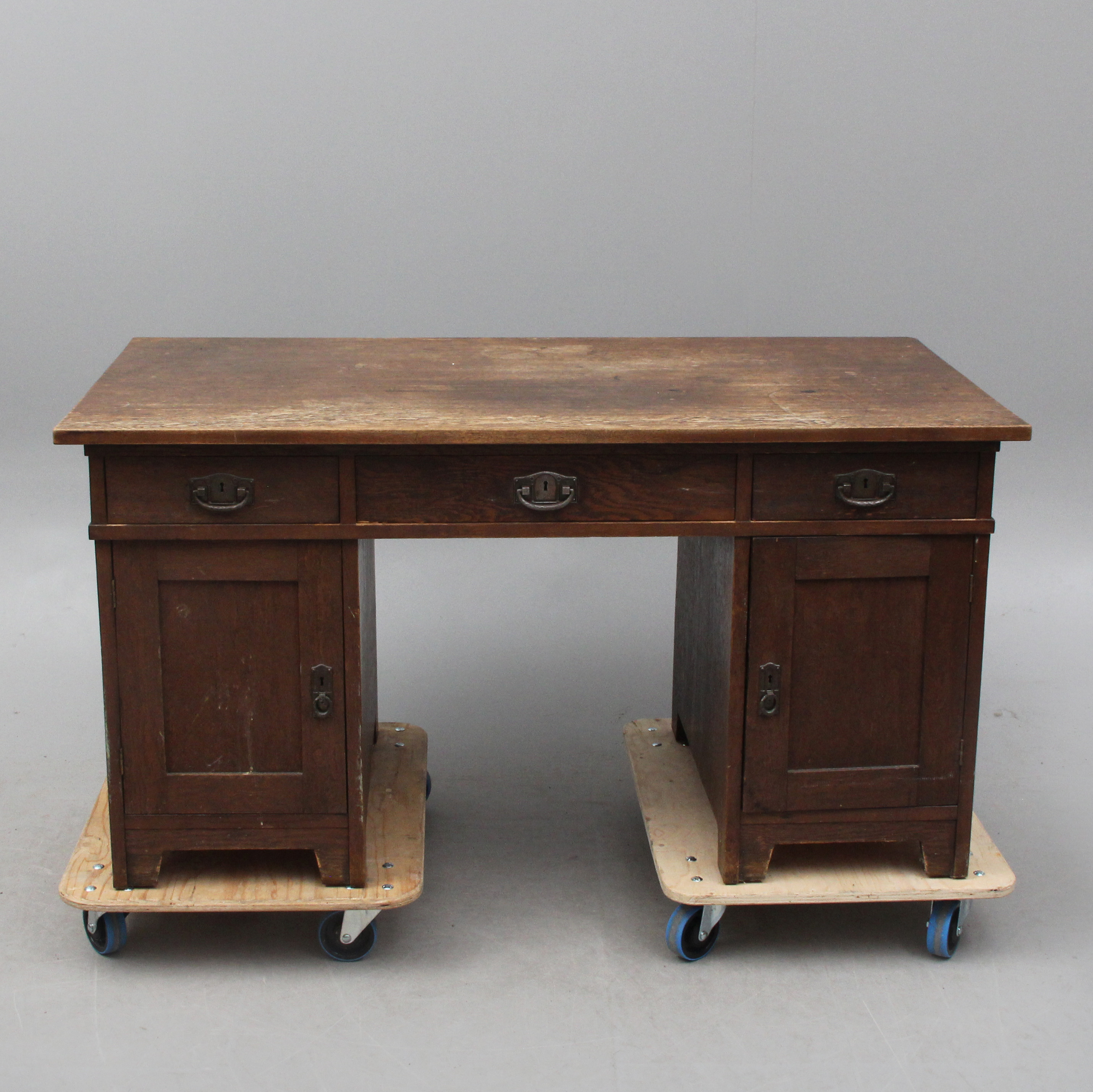 SKRIVBORD, ek, tredelat, tidigt 1900-tal.