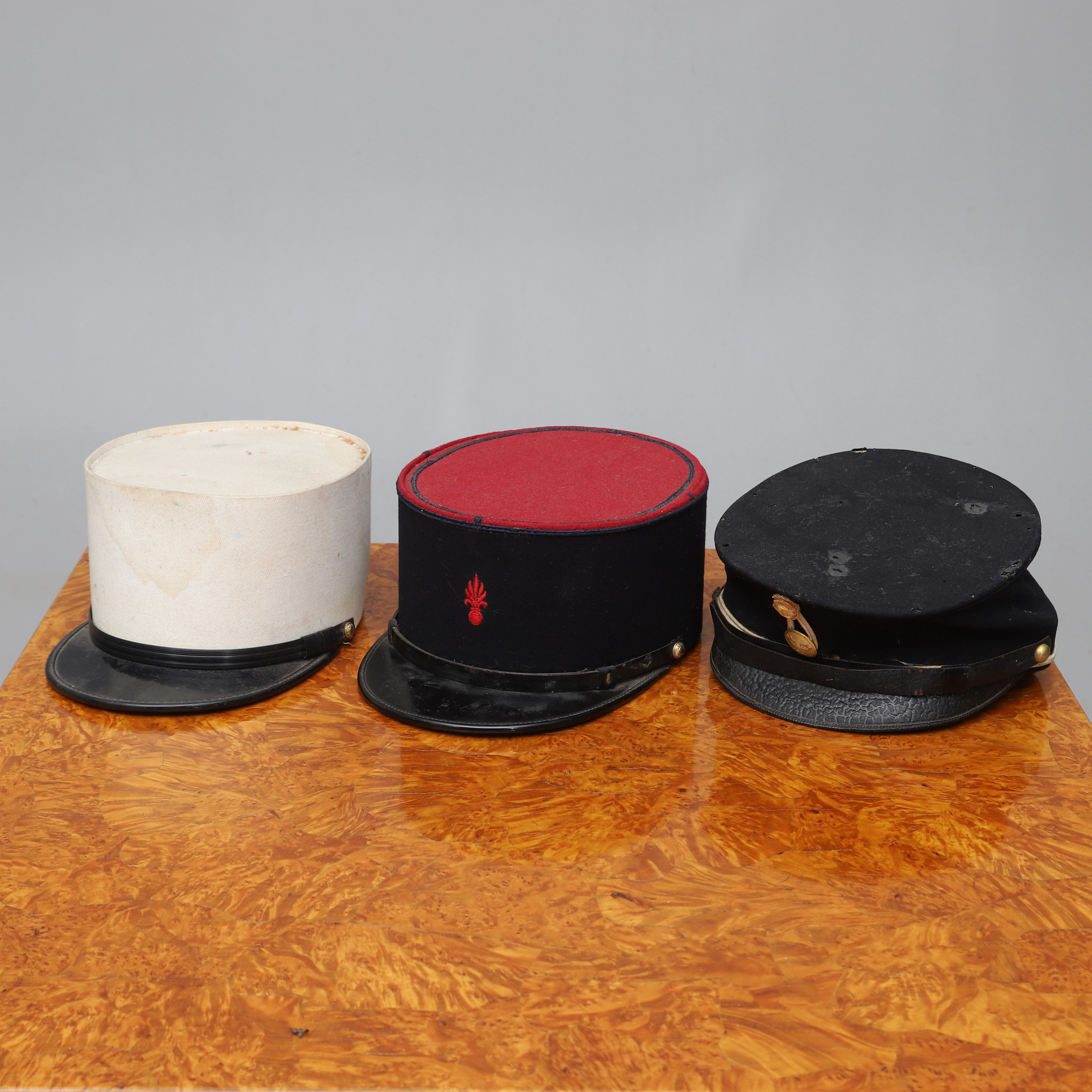 UNIFORMSMÖSSOR, 3 st, Sverige/Frankrike, 18-/1900-tal.