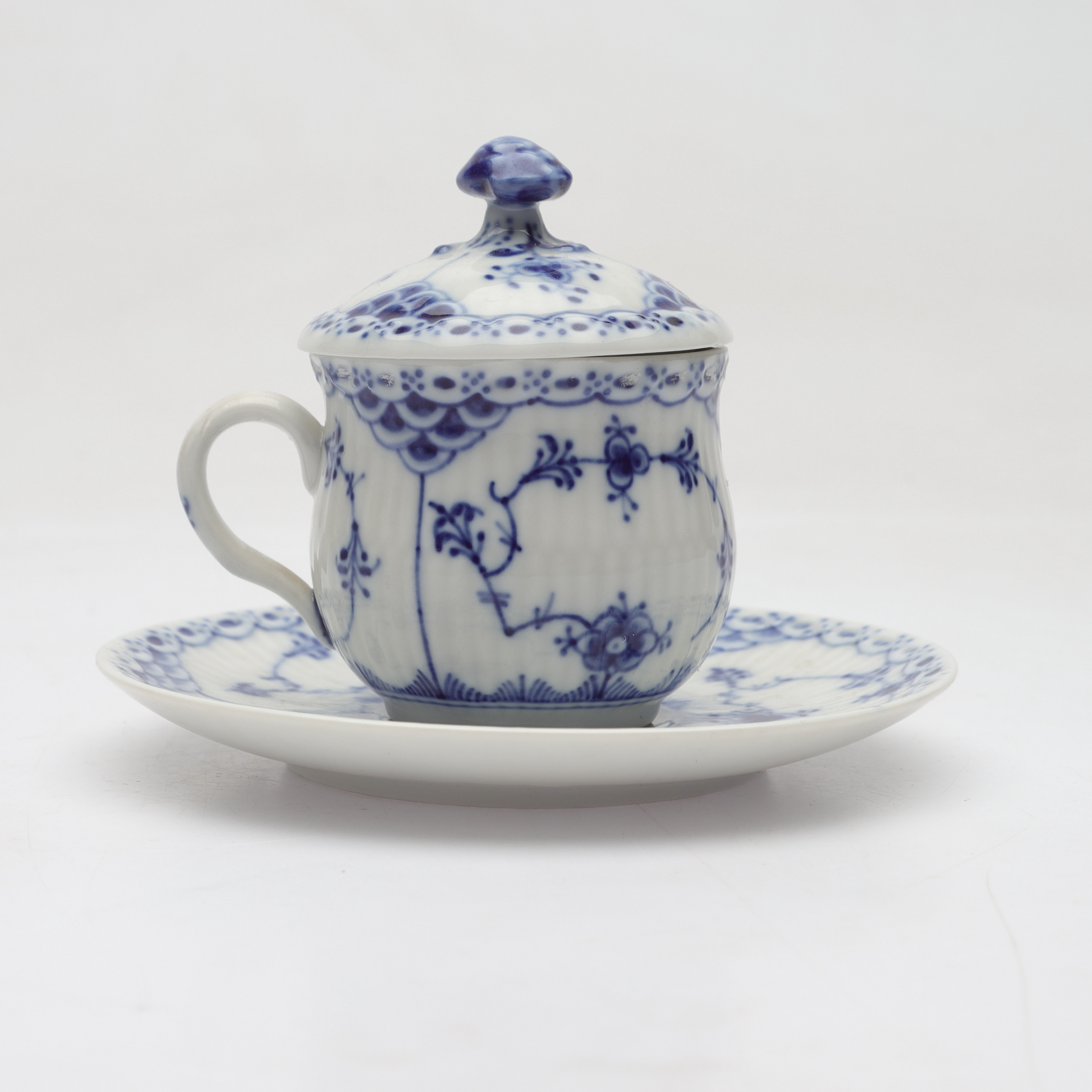 CREMEKOPP med fat, porslin, " Musselmalet", Royal Copenhagen, Danmark.