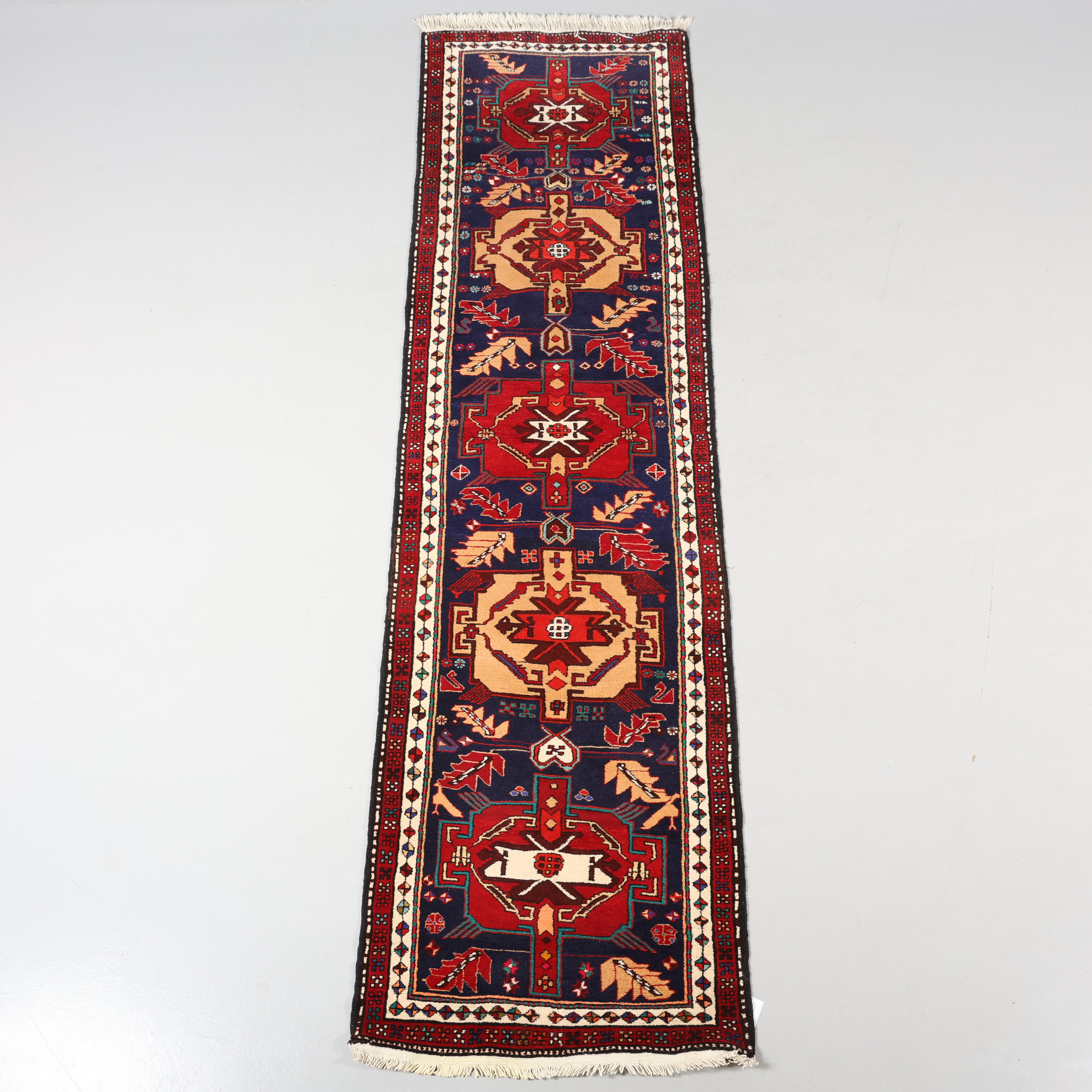 GALLERIMATTA, handknuten, 315 x 88 cm.