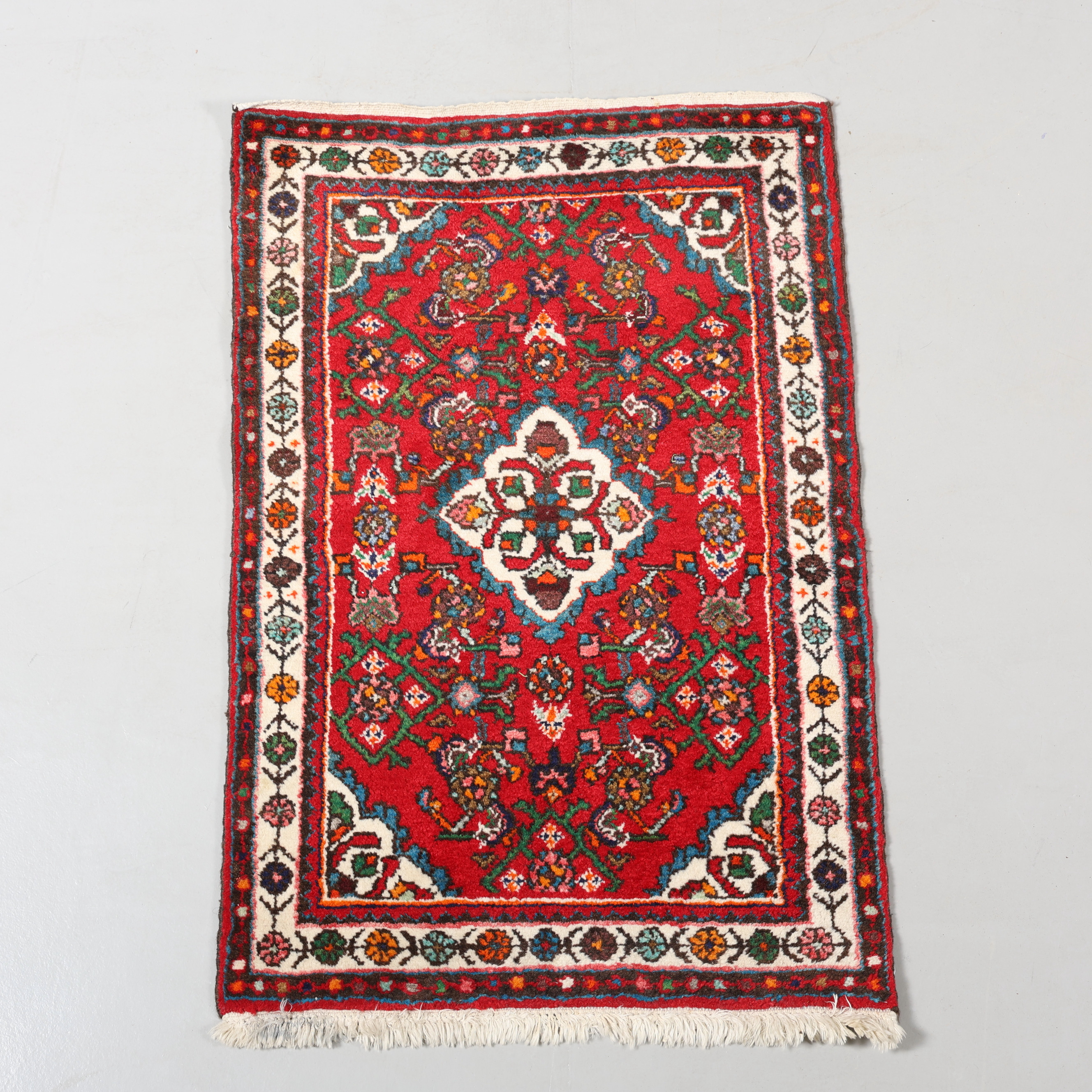 MATTA, handknuten, 106 x 72 cm.