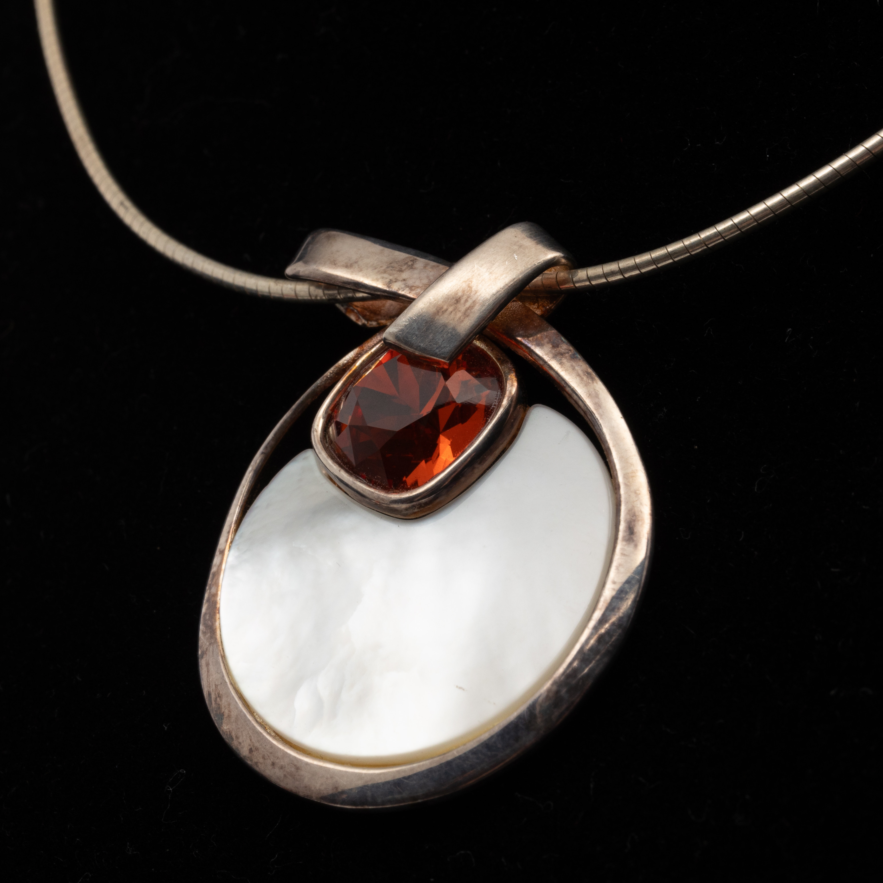 COLLIER, Sterlingsilver, Pärlemor, Orange sten.