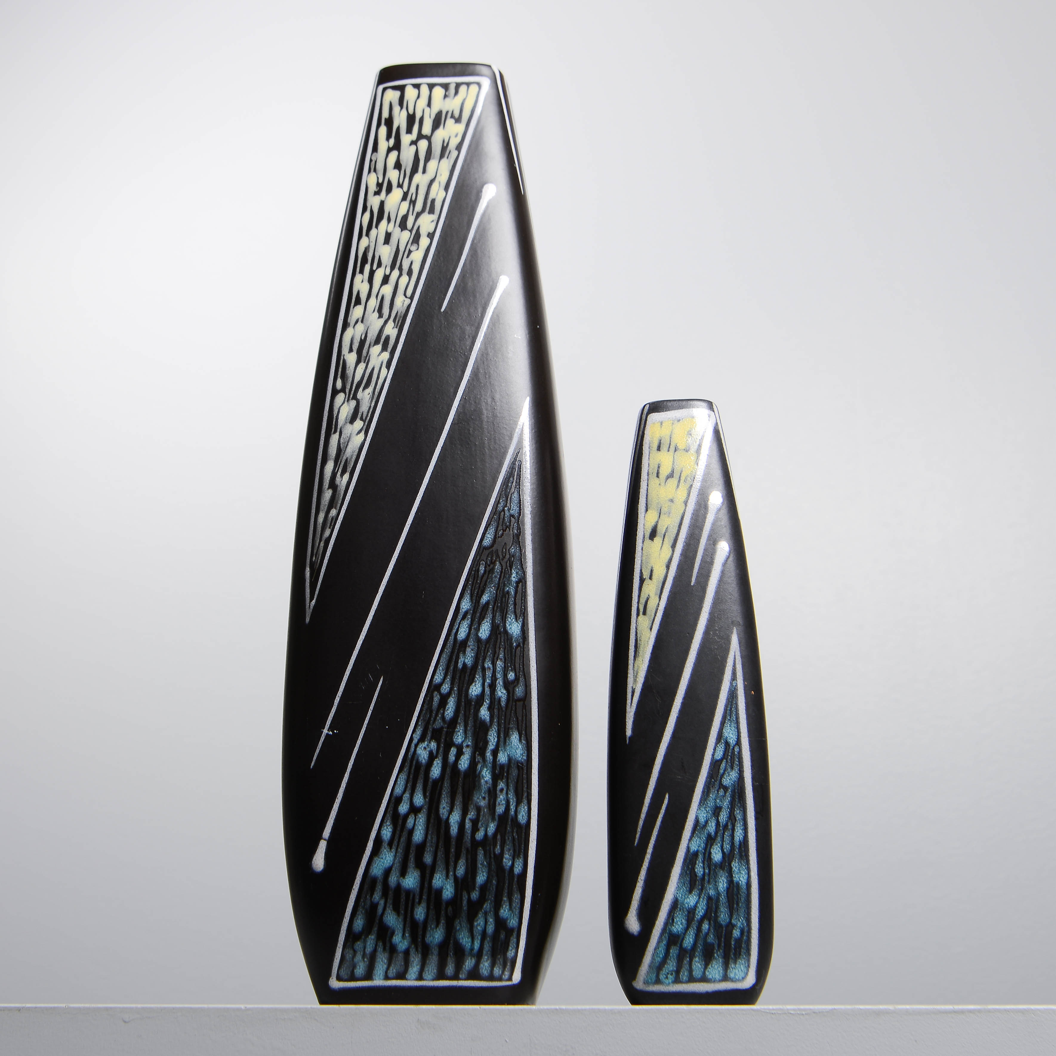 HOLM SØRENSEN & SVEND AAGE JENSEN. Vaser, 2 st, ”Burgundia” Søholm (Bornholm), Danmark, 1950/60-tal.