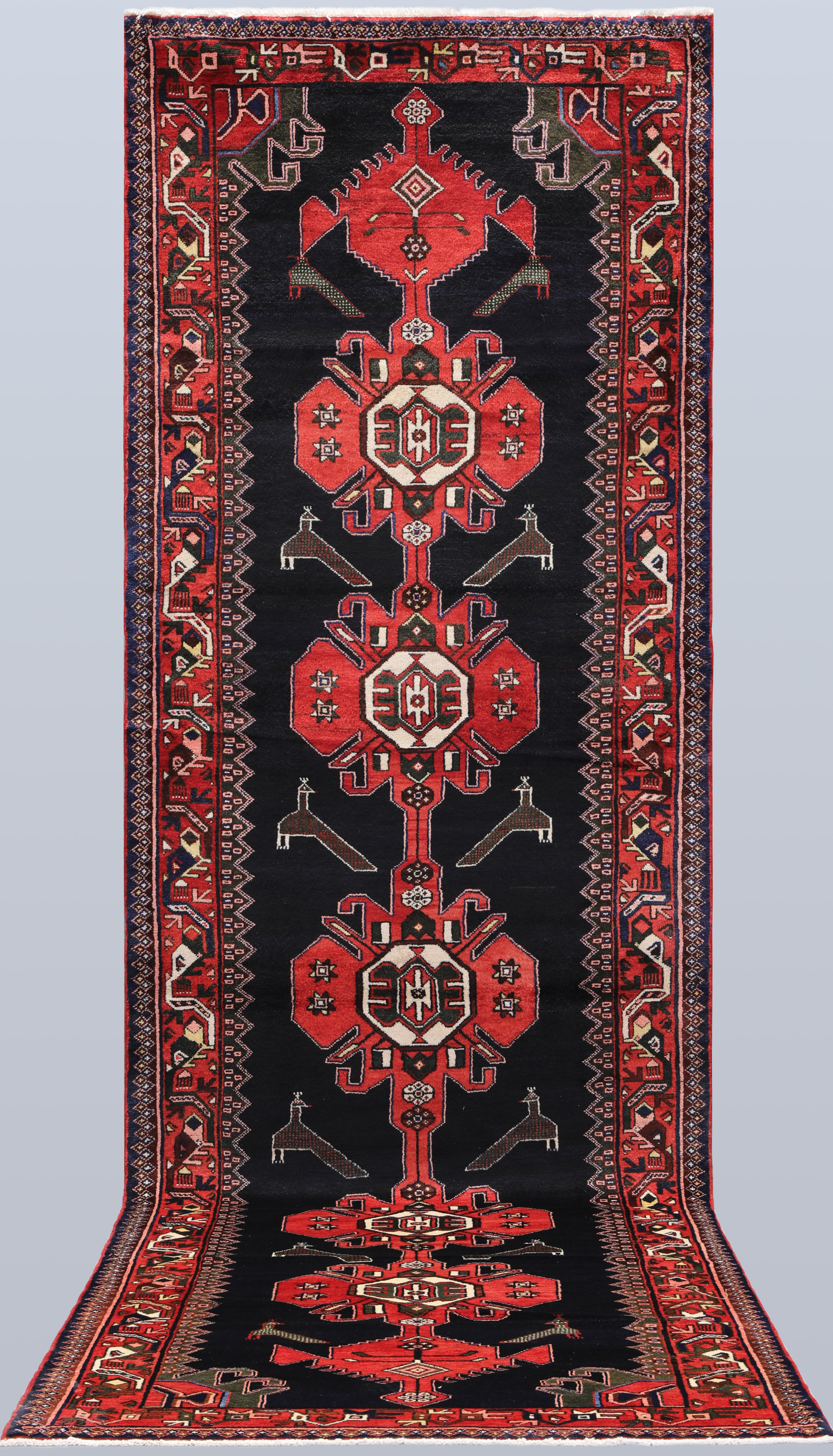 ORIENTMATTA. Figural Hamadan gallerimodell, 408 x 130 cm.