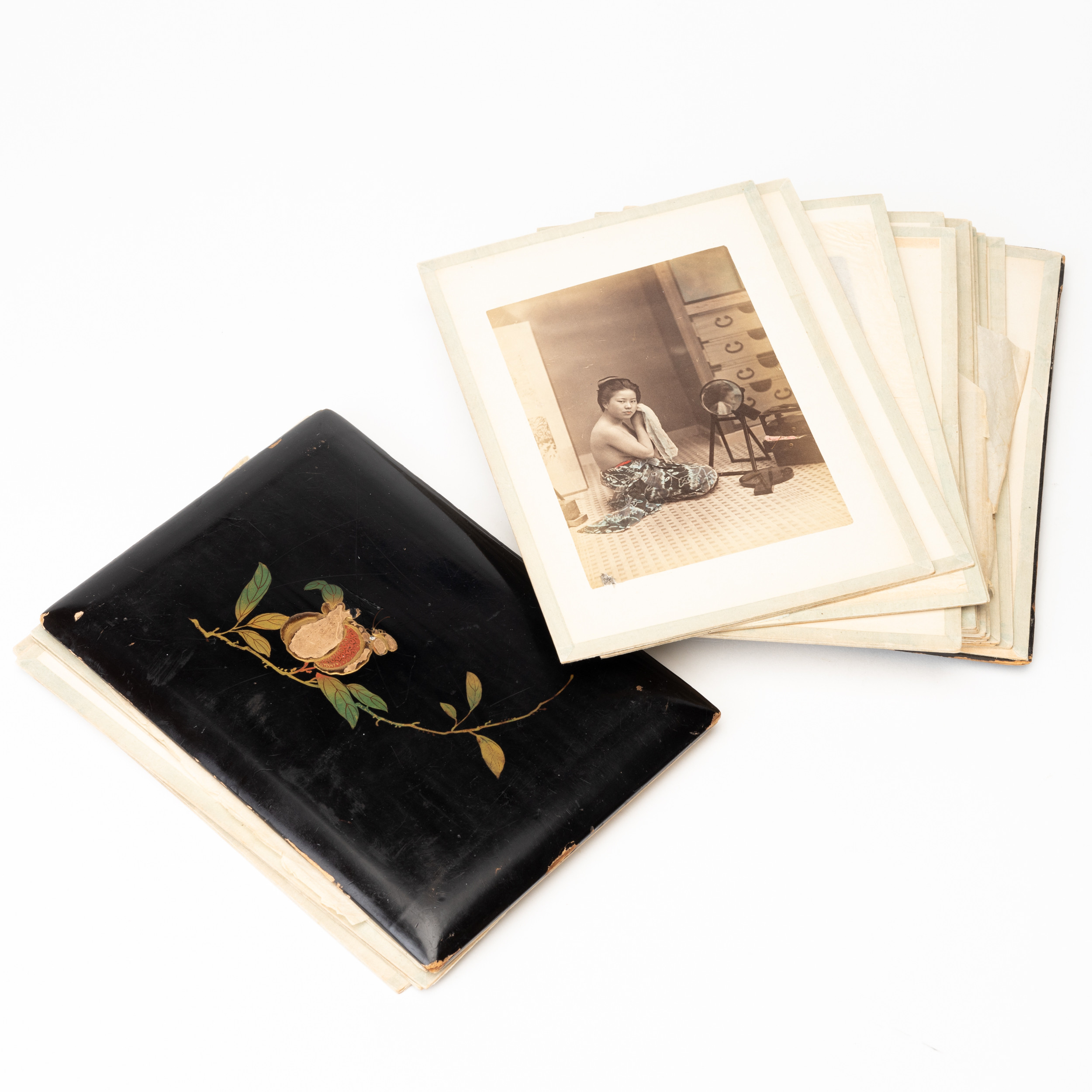 FOTOALBUM, Albuminsilvertryck, delvis handkolorerade bl.a av Tamoto Kenzo, Japan, Meijiperiod, 1870/80-tal.