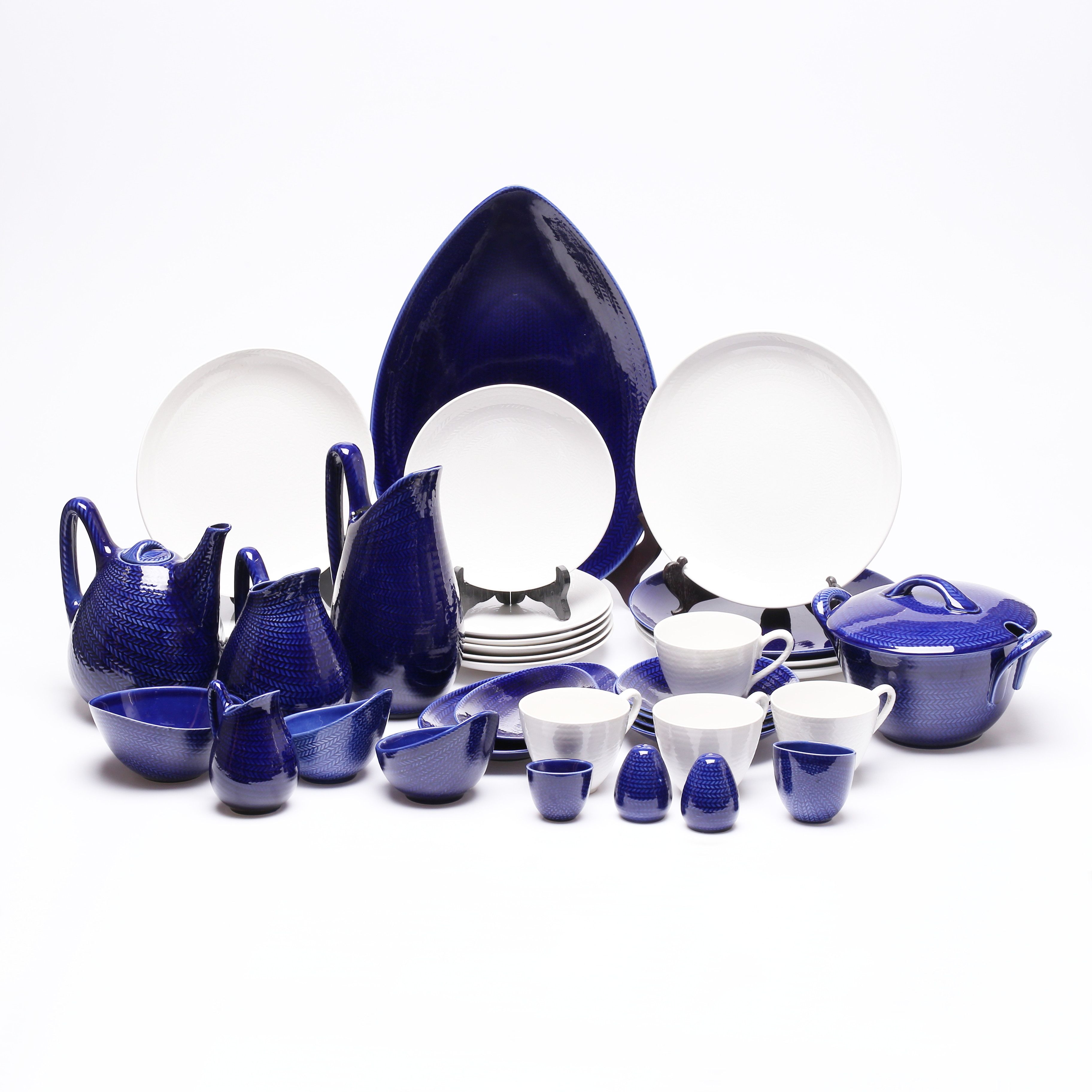 HERTHA BENGTSON. servisdelar, 34 delar, flintgods, "Blå Eld", Rörstrand.