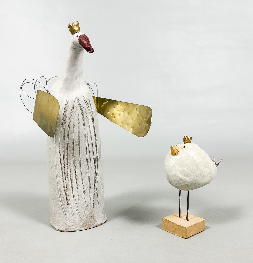 SKULPTUR, "Fågel", 2 st, keramik, gulmetall.