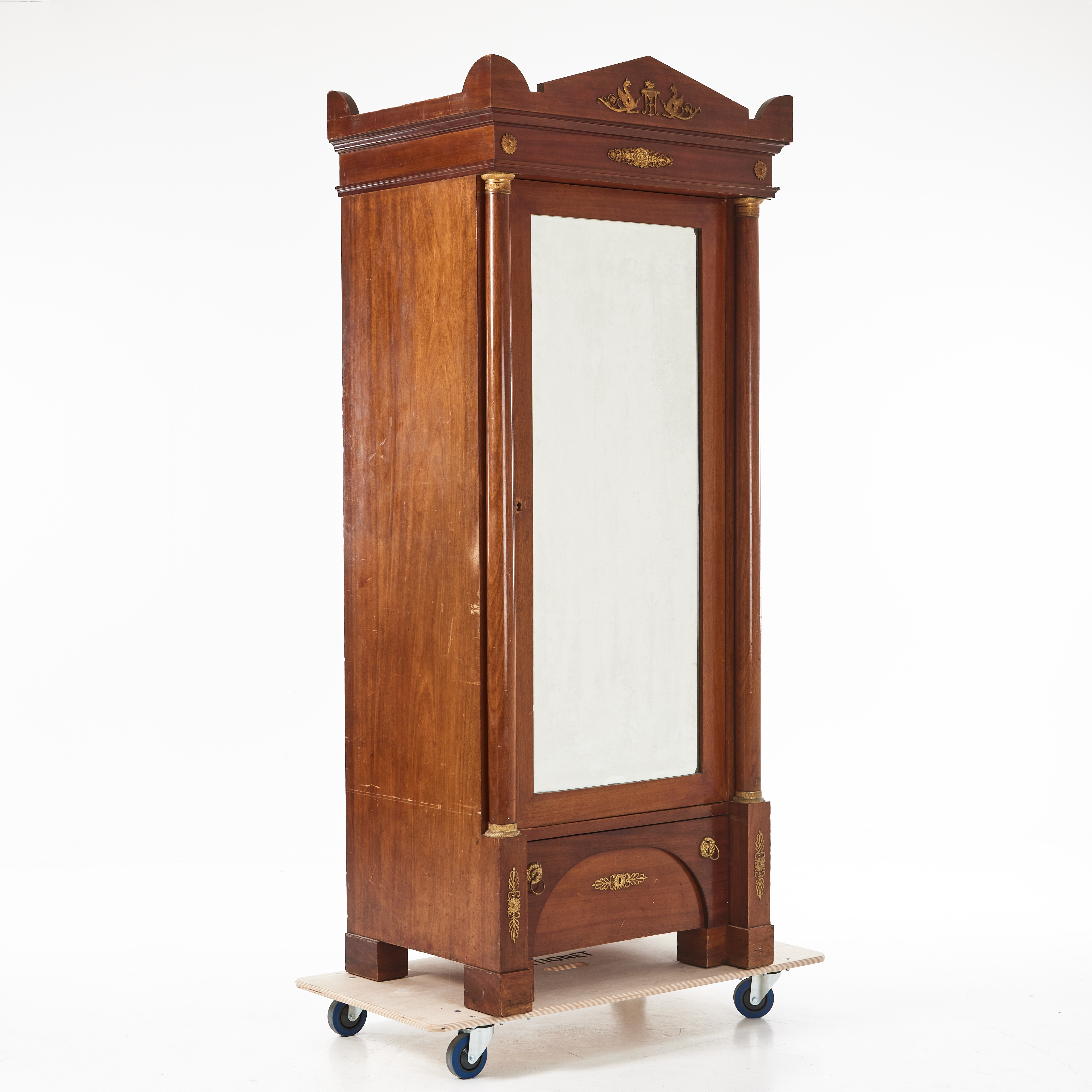 KLÄDDSKÅP, omkring 1900, empirestil, fanerat i mahogny, beslag i mässing, dörr med spegel, invändigt med stång.