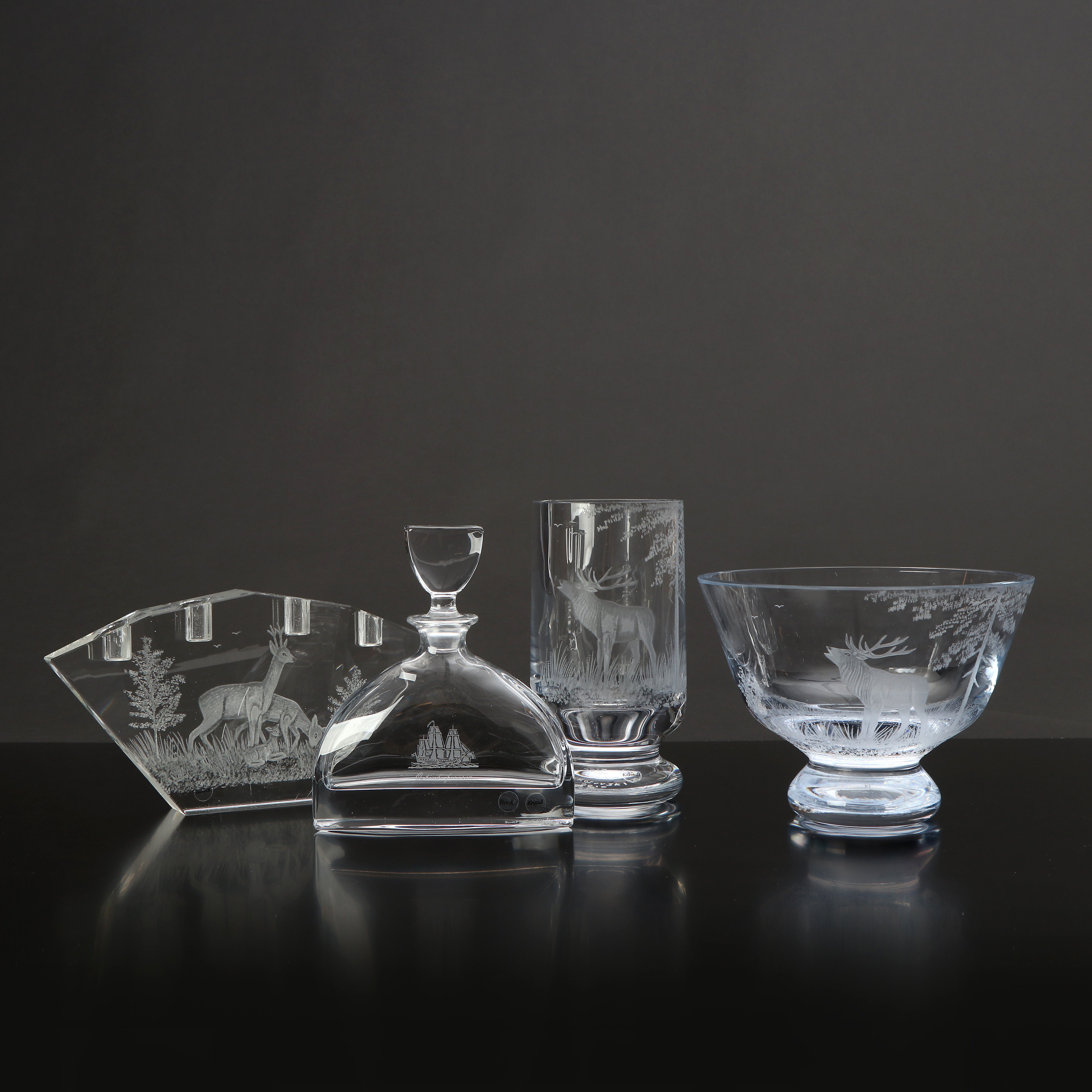 BOOKS KRISTAL, GLAS, FYRA DELAR. Med graverad dekor resp. etsad dekor, tre delar av gravören Kocovski.