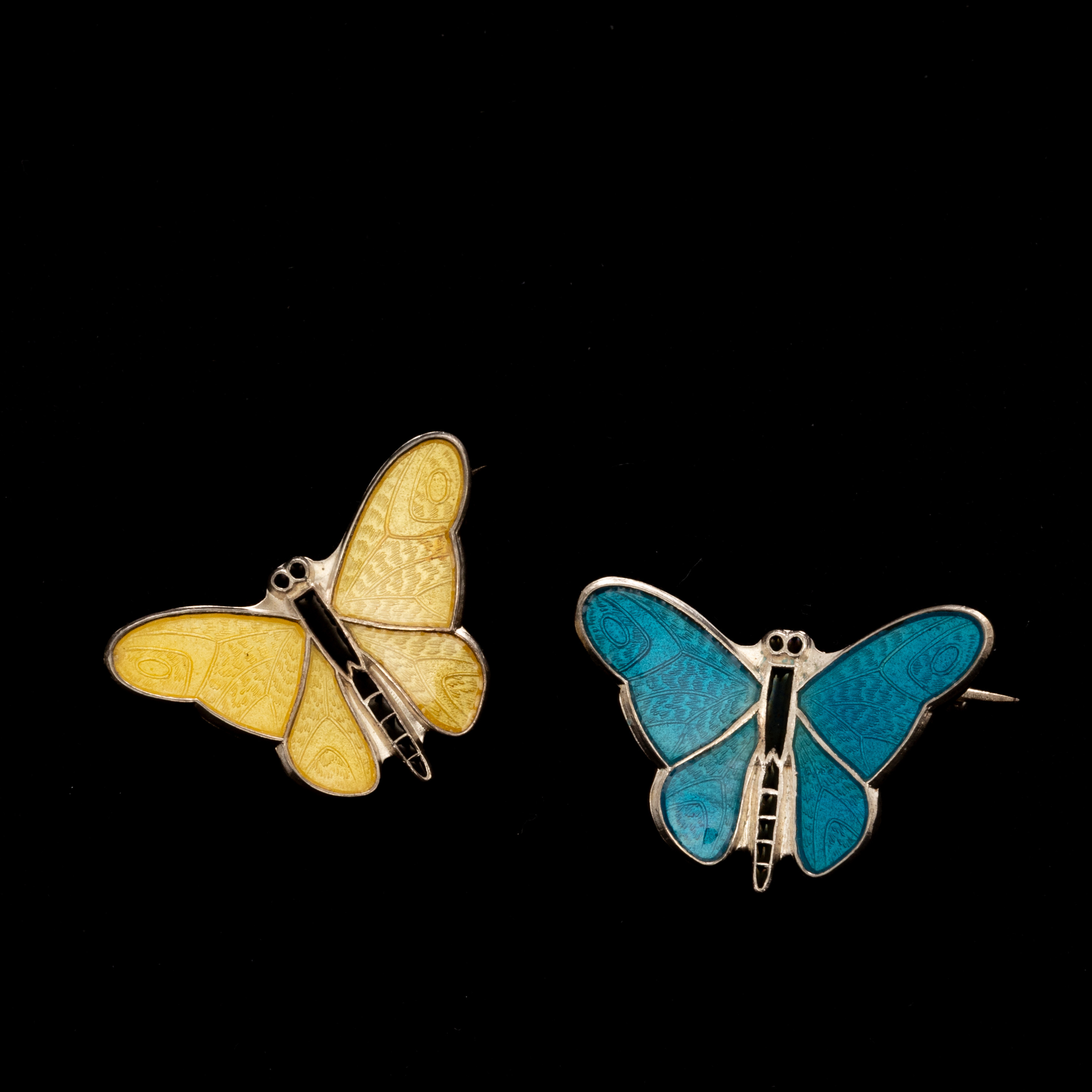 BROSCHER, 2 st, Sterlingsilver, Emaljdekor, Norge.