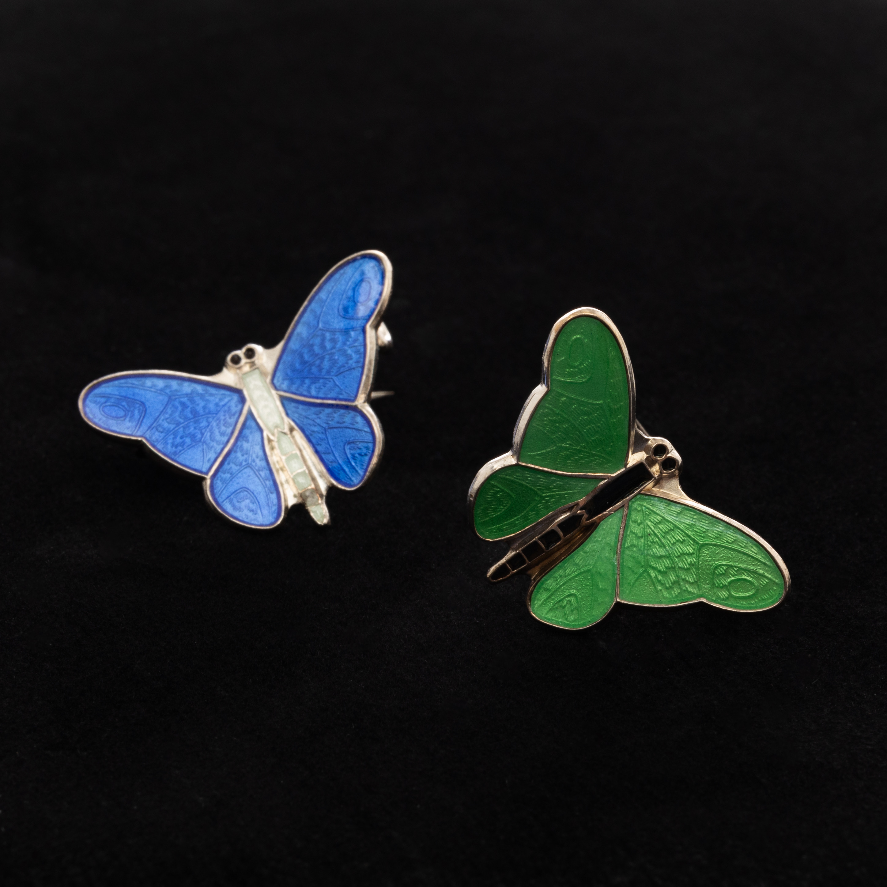 BROSCHER, 2 st, Sterlingsilver, Emaljdekor, Norge.