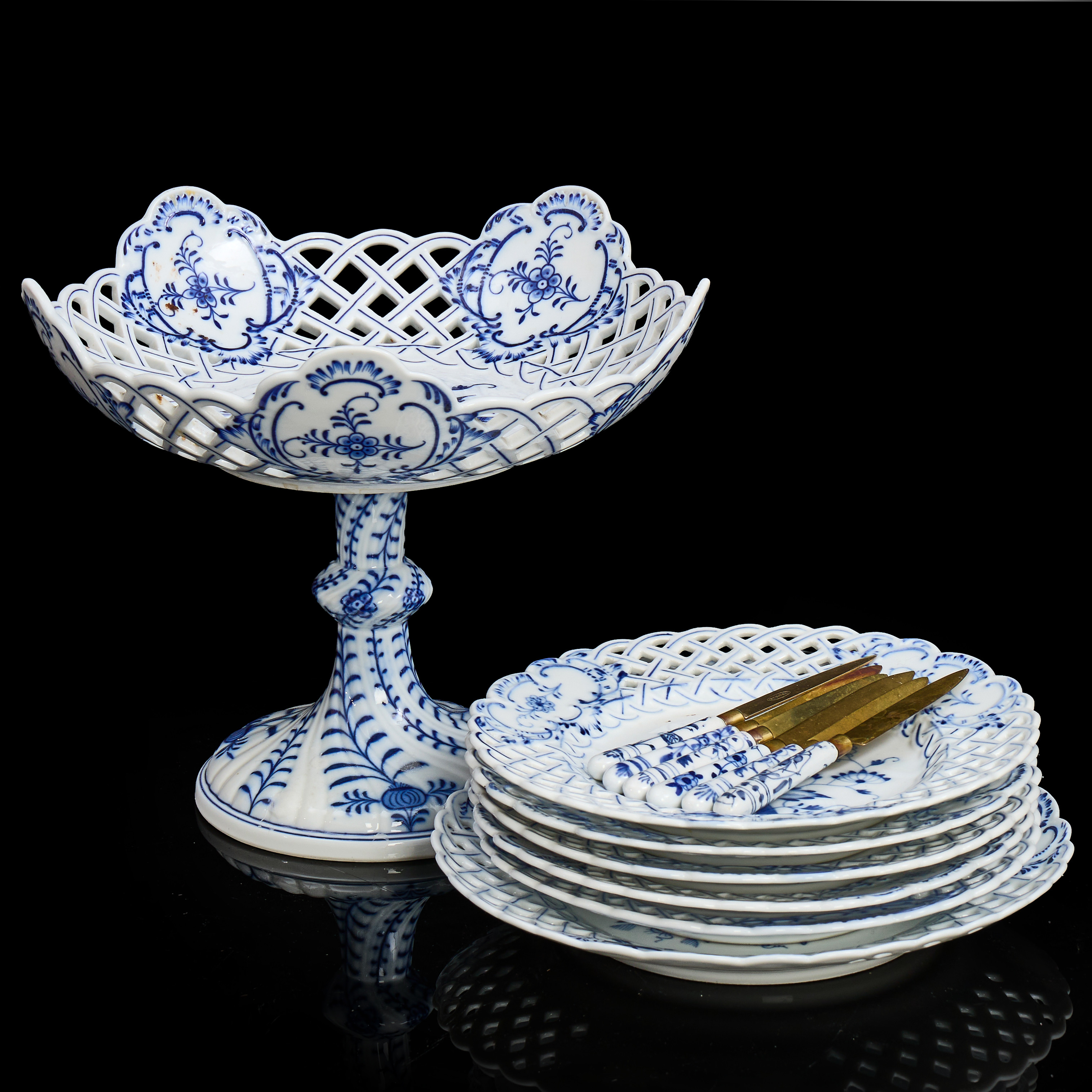 SERVISDELAR, 7 delar + fruktknivar, lökmönstret, bl.a. Meissen, genombruten kant, porslin och mässing, 18/1900-tal.