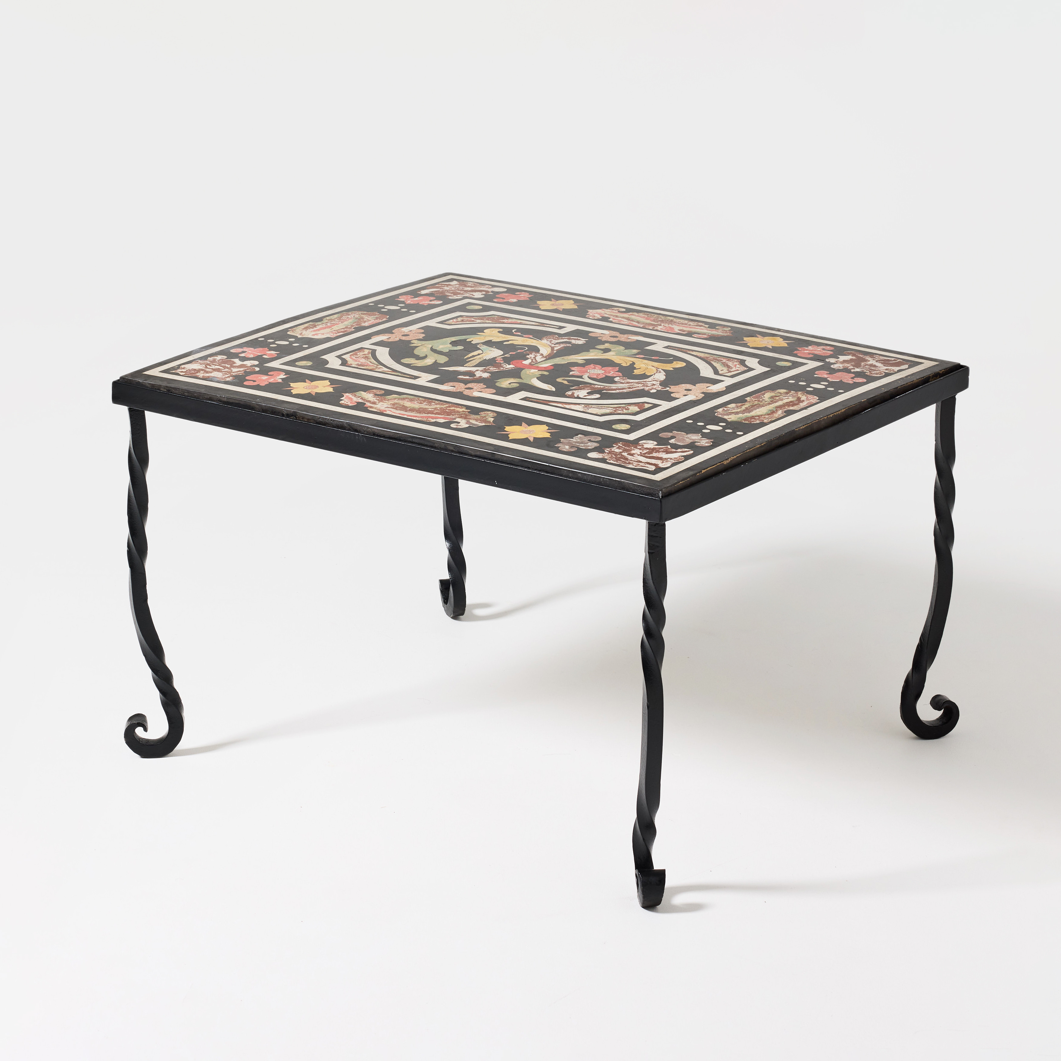 SCAGLIOLA, sannolikt Italien 1700-tal, bordsskiva, inläggningar av friser och fält med blommor, fågel och växtornamentik.