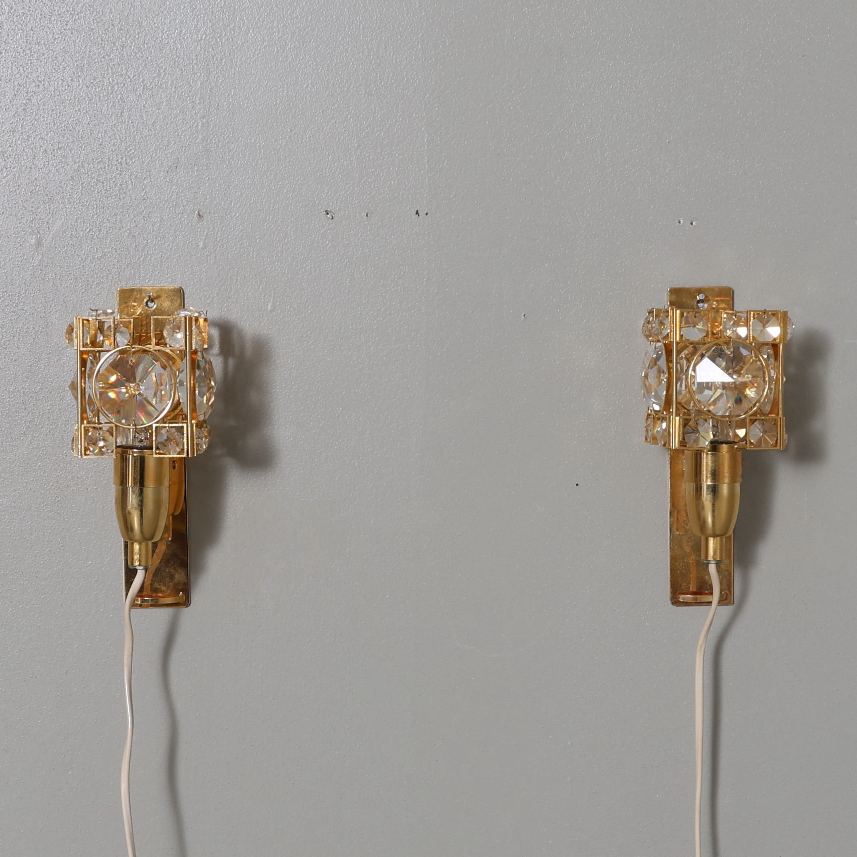 VÄGGLAMPOR, ett par, gulmetall och prismor, 1900-tal.