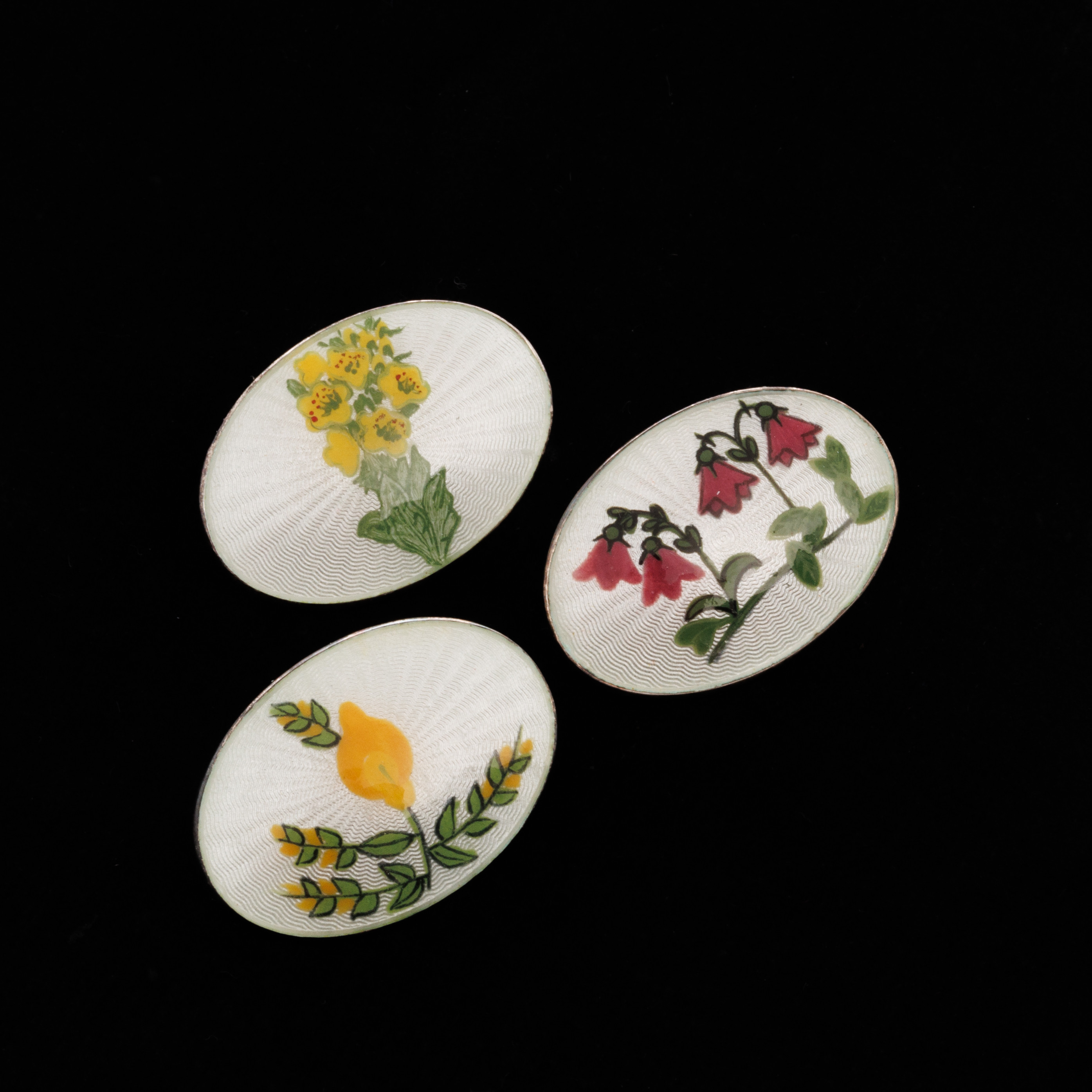 BROSCHER, 3 st, Sterlingsilver, Emaljdekor.