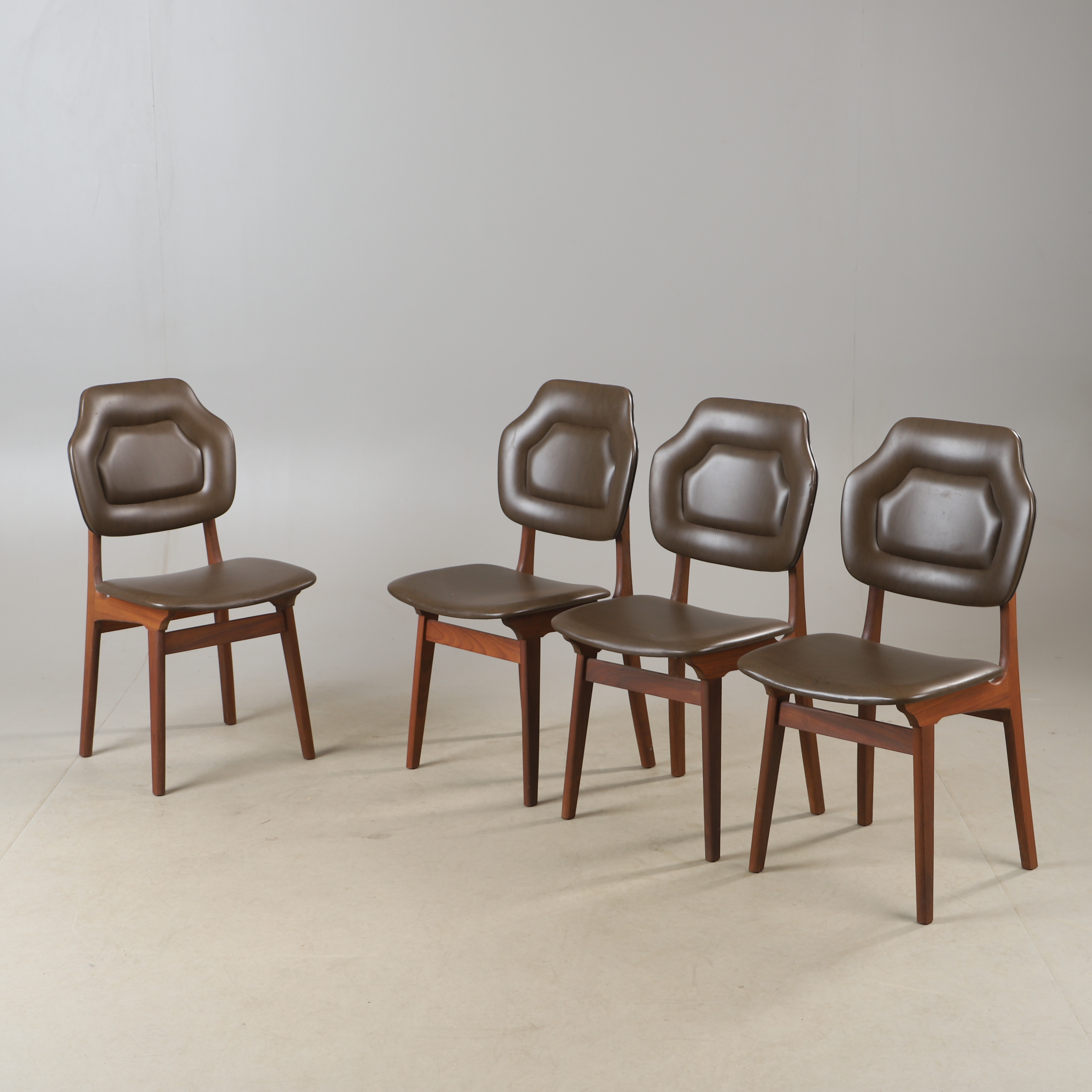 STOLAR, 4 stycken, teak och konstskinn, Brøderna Sörheim, Norge, 1900-talets mitt.