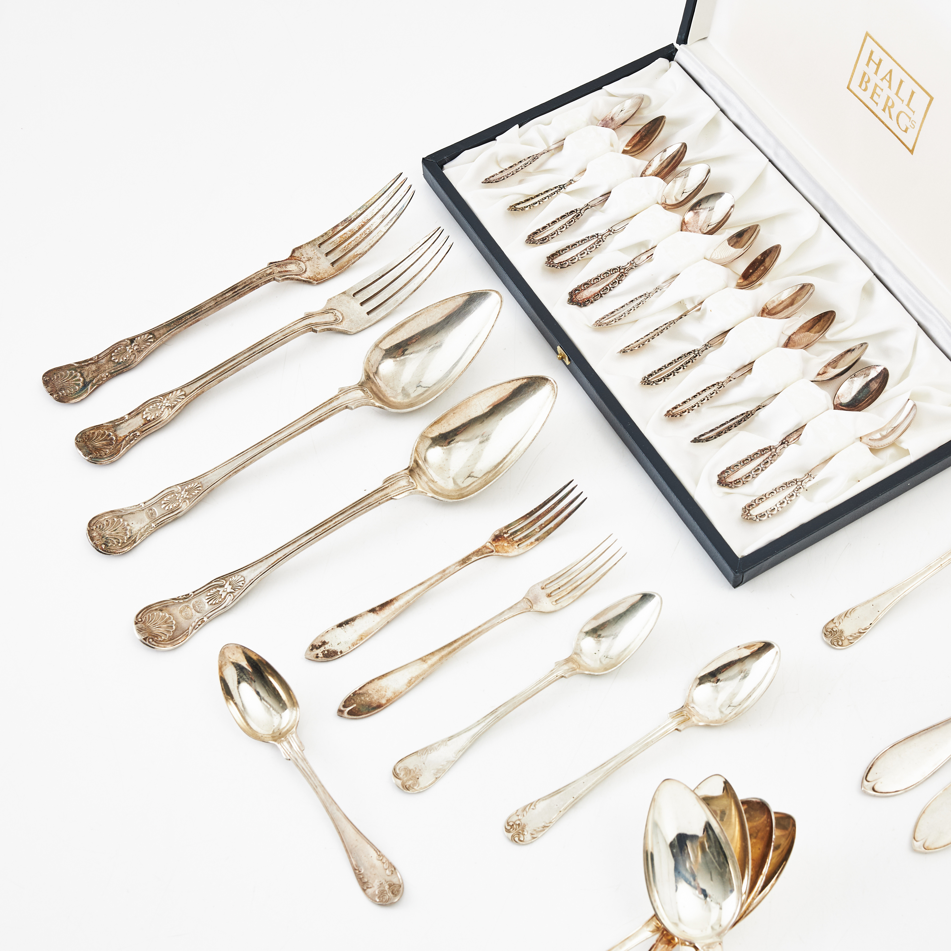 MATSKEDAR, 2 st, MATGAFFLAR, 2 st, BORDSSKEDAR, 7+2 st, SMÖRGÅSGAFFLAR, 2 st, TESKEDAR, 4 st, MOCCASKEDAR, 12 st, silver, bl a Möllenborg och MGAB, modell engelsk snäck, svensk spets, gammal fransk mm.