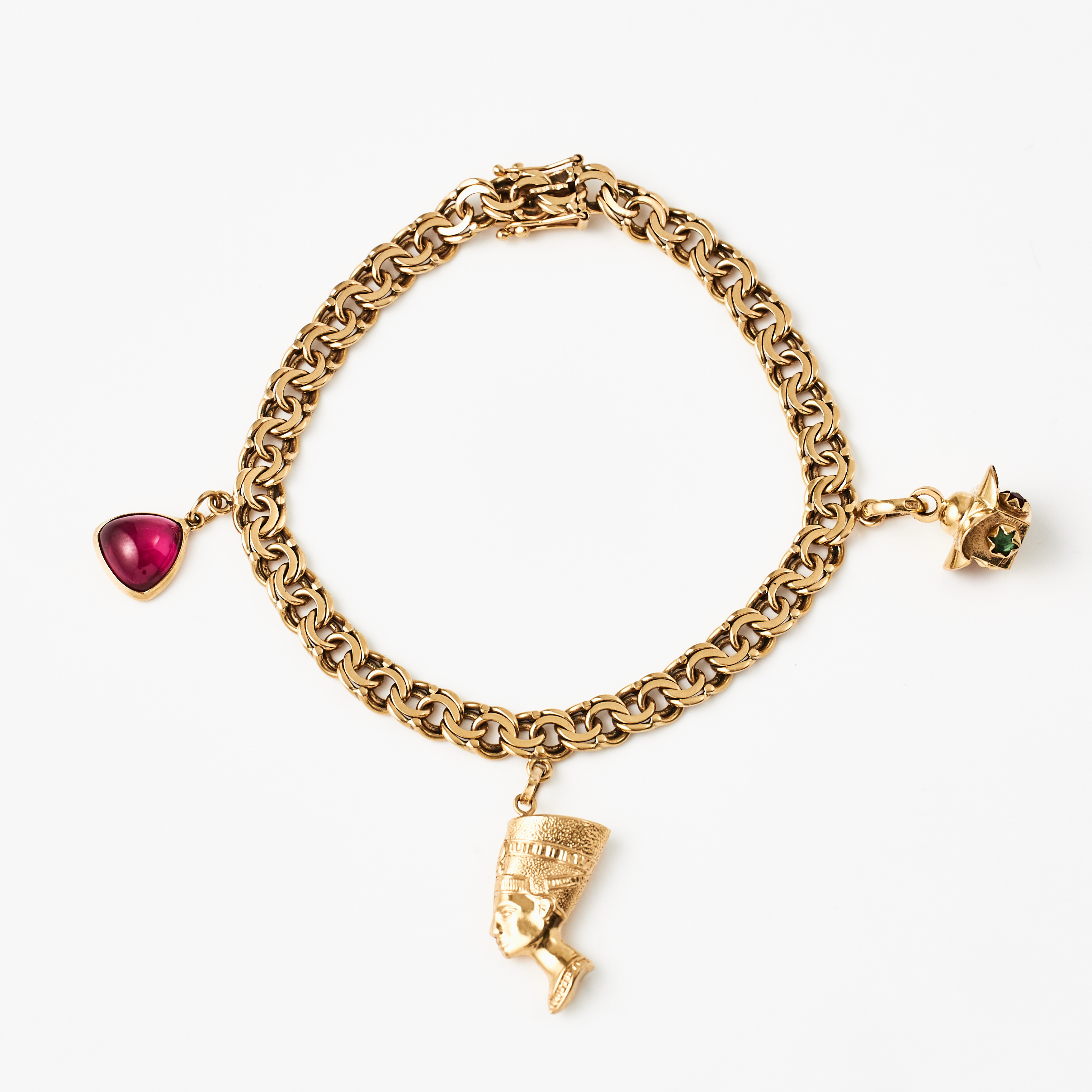 ARMBAND, 18 k guld, Bismarck, med 3 berlocker varav en föreställande Nefertiti, BG:s Guld, Bernt Gottschalk, Stockholm 1964.