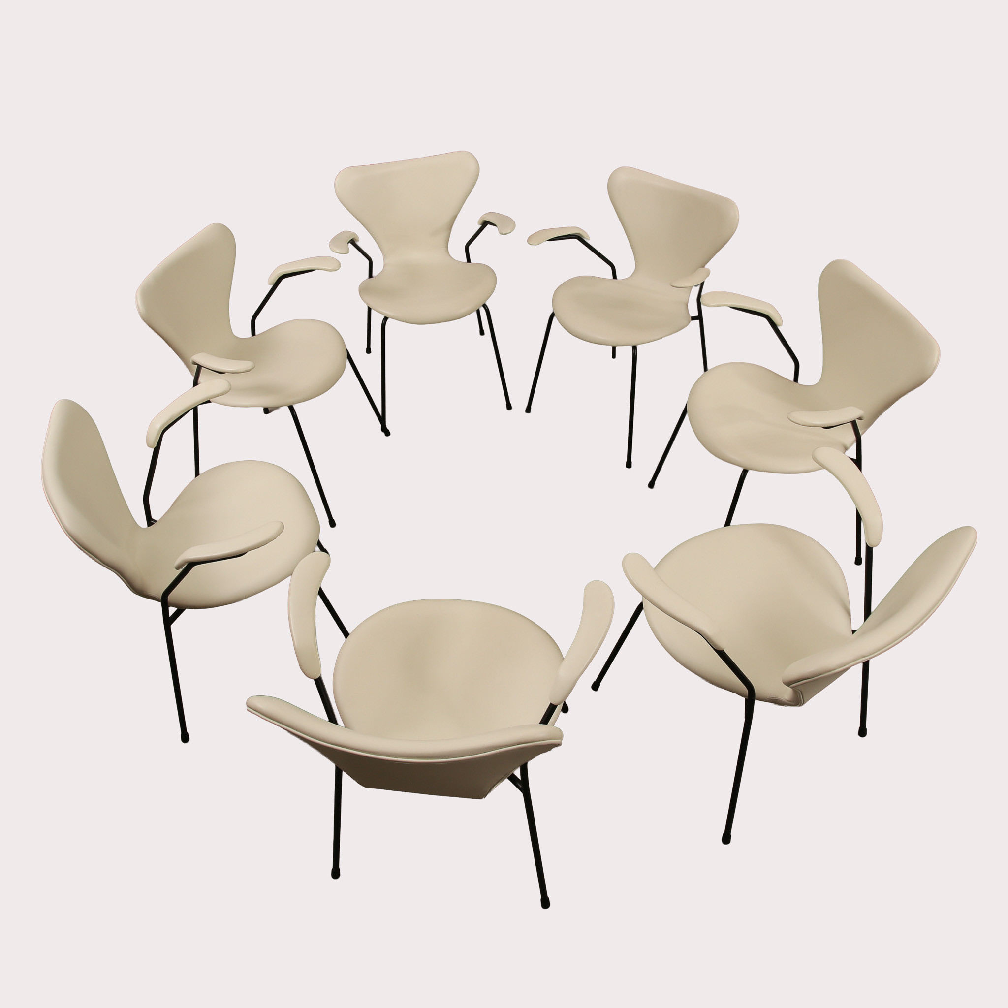 ARNE JACOBSEN. KARMSTOLAR, "Sjuan" för Fritz Hansen, Danmark, 7 stycken, 2017, svart benställning, vit stomme och armstöd.