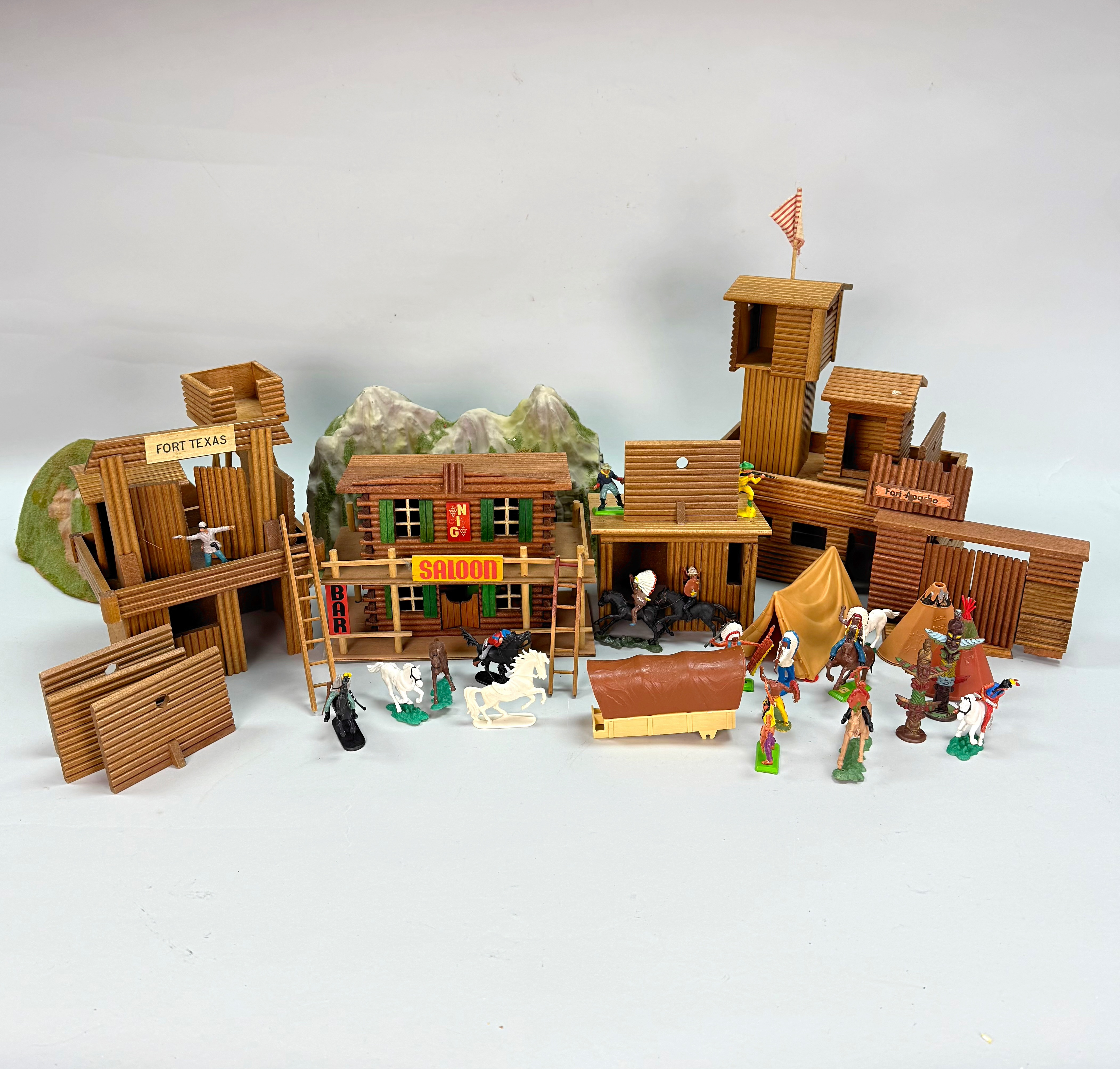LEKSAKSFORT TEXAS APACHE - Leksaker Cowboy & Indian, Trä byggnader, plast figurer - 1960/70-tal.