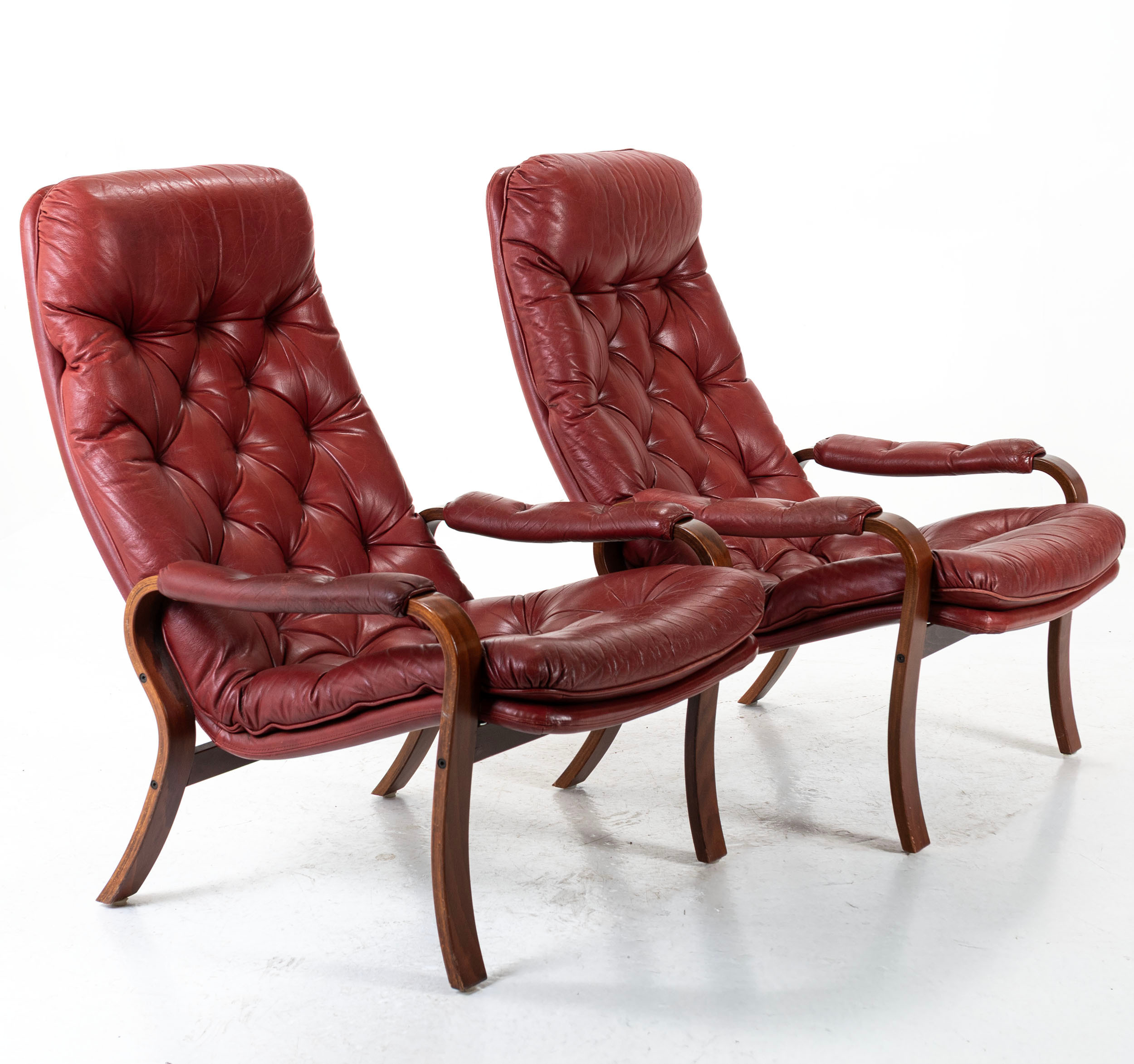 SKINNFÅTÖLJER, ett par, 1900-talets andra hälft.