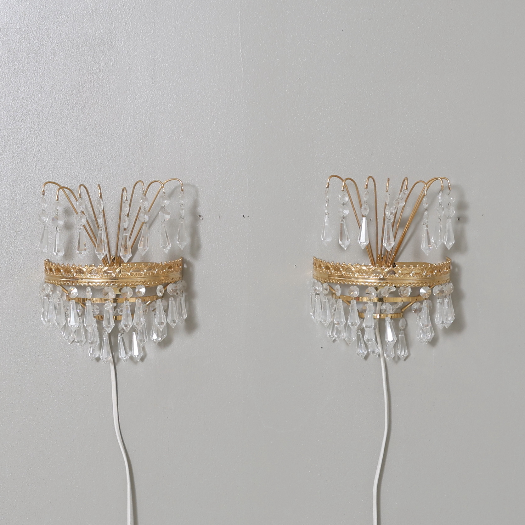 VÄGGLAMPOR, ett par, gulmetall med prismor, 1900-tal.