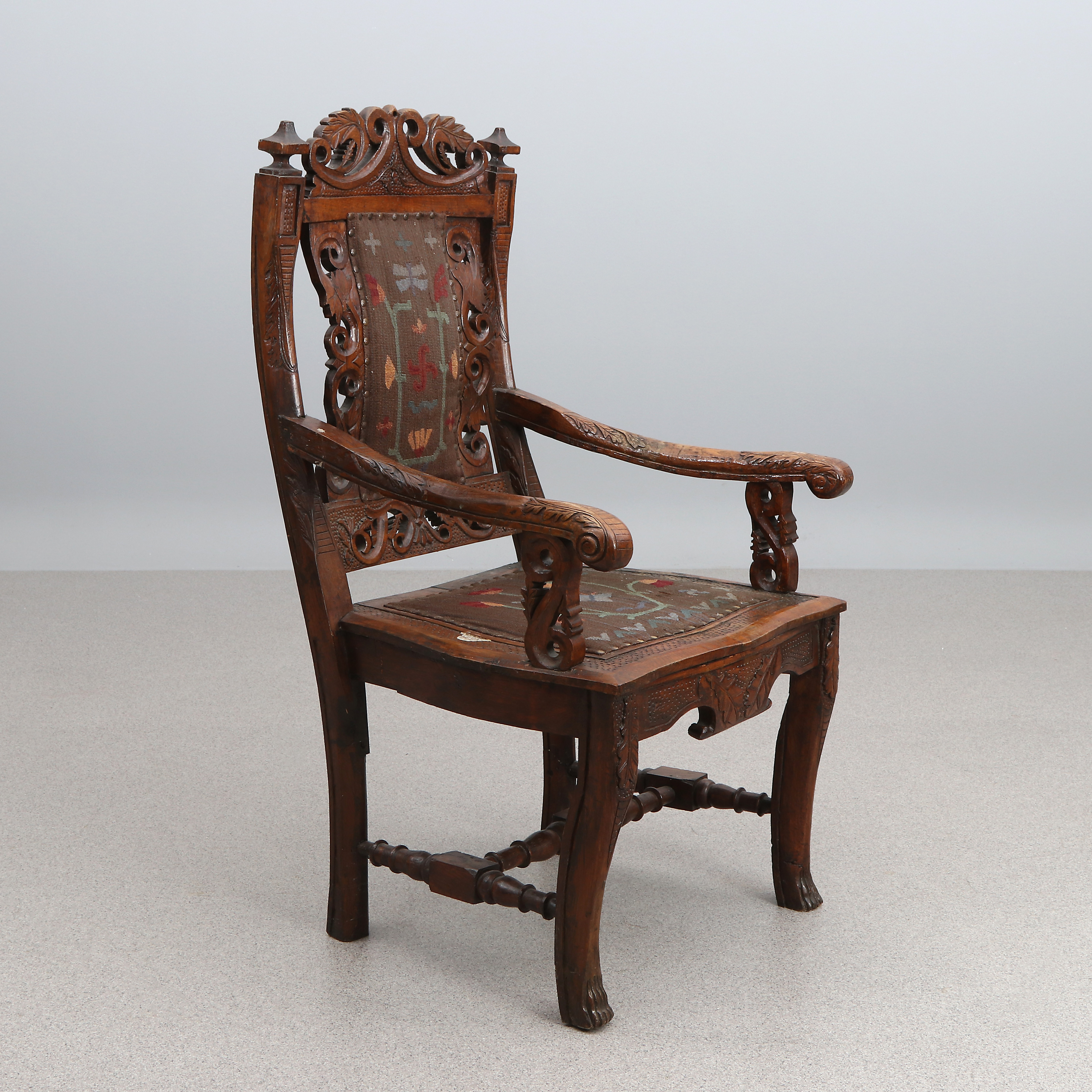 ARMLÄNSTOL. Skuren ek med textilklädsel. 1800-tal.