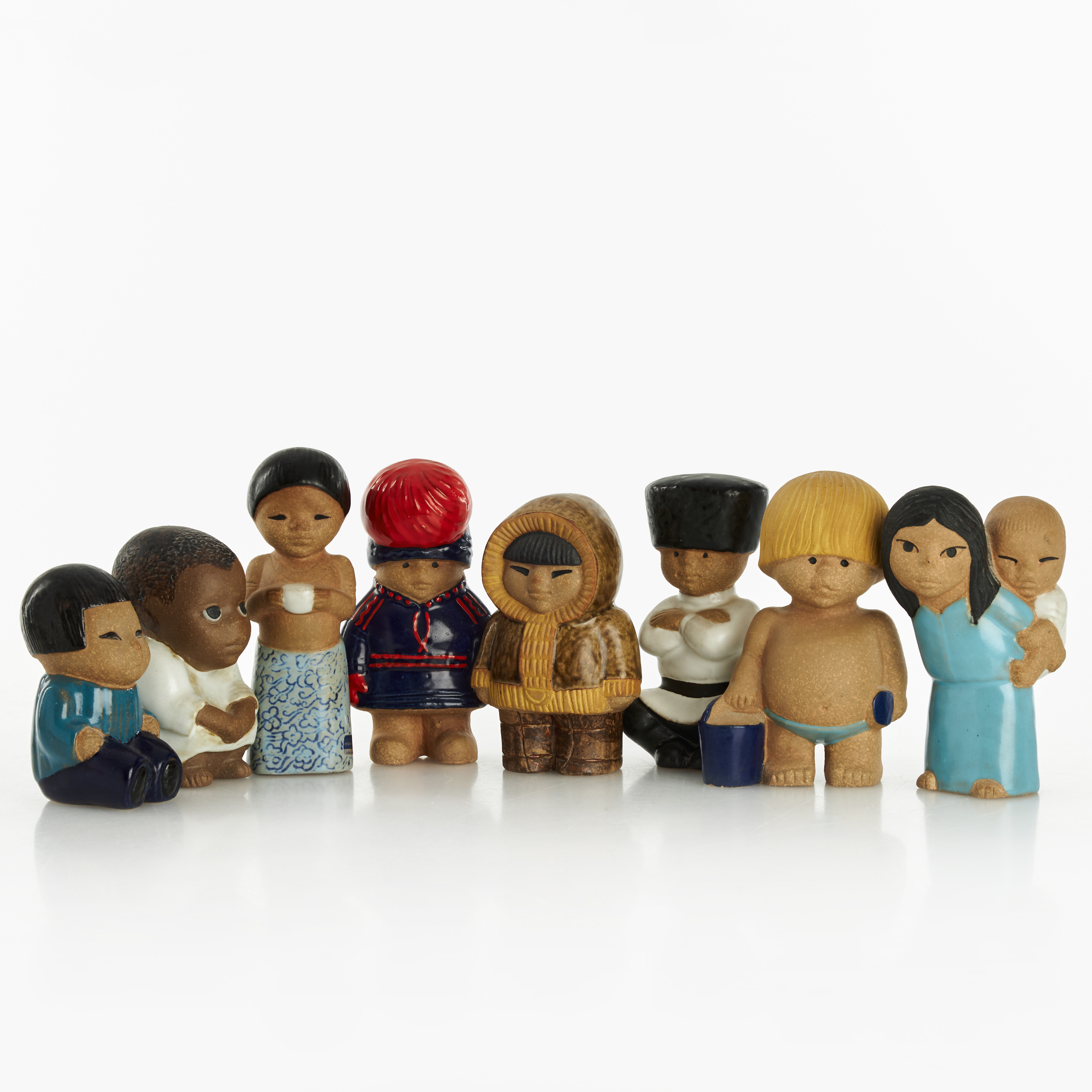 LISA LARSON (1931-2024). Figuriner, 8 st, "All Världens Barn", delvis glaserat stengods, Gustavsberg.