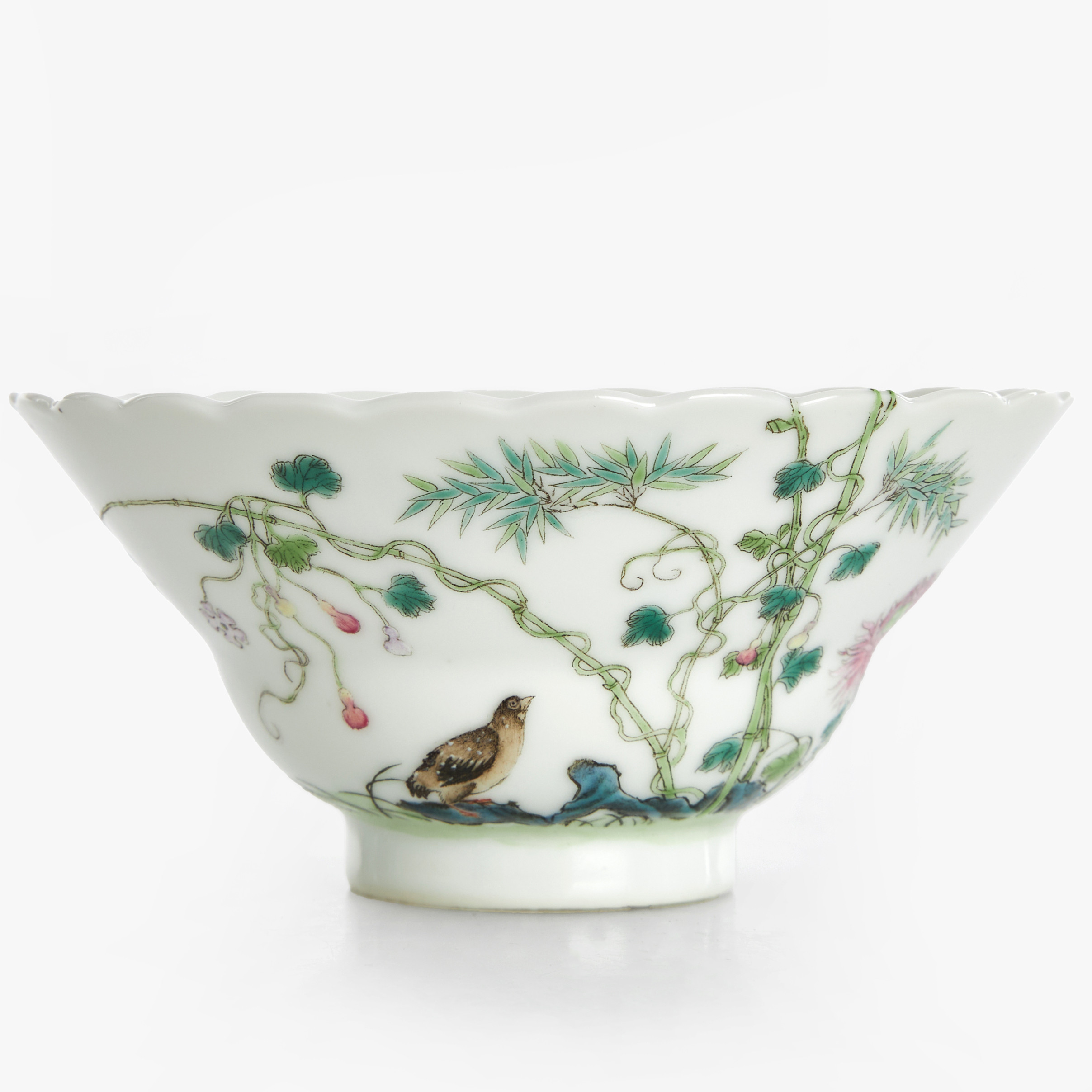 SKÅL, porslin, Kina, dekor i famille rose av trädgård med bambu, chrysantemum och fåglar, Republik, 1900-tal.