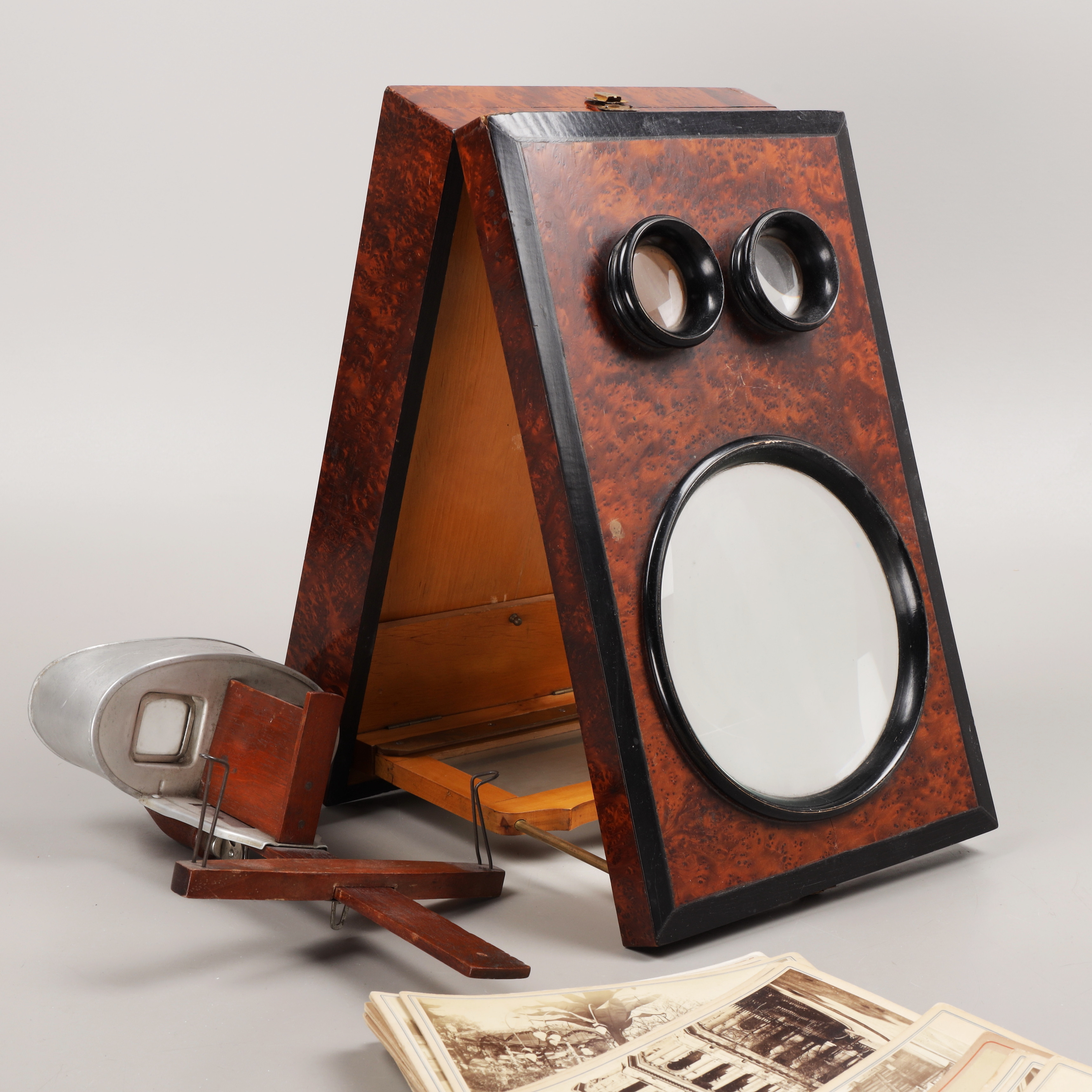 STEREOSKOPE MED FOTOGRAFIER, 1800-talets slut.