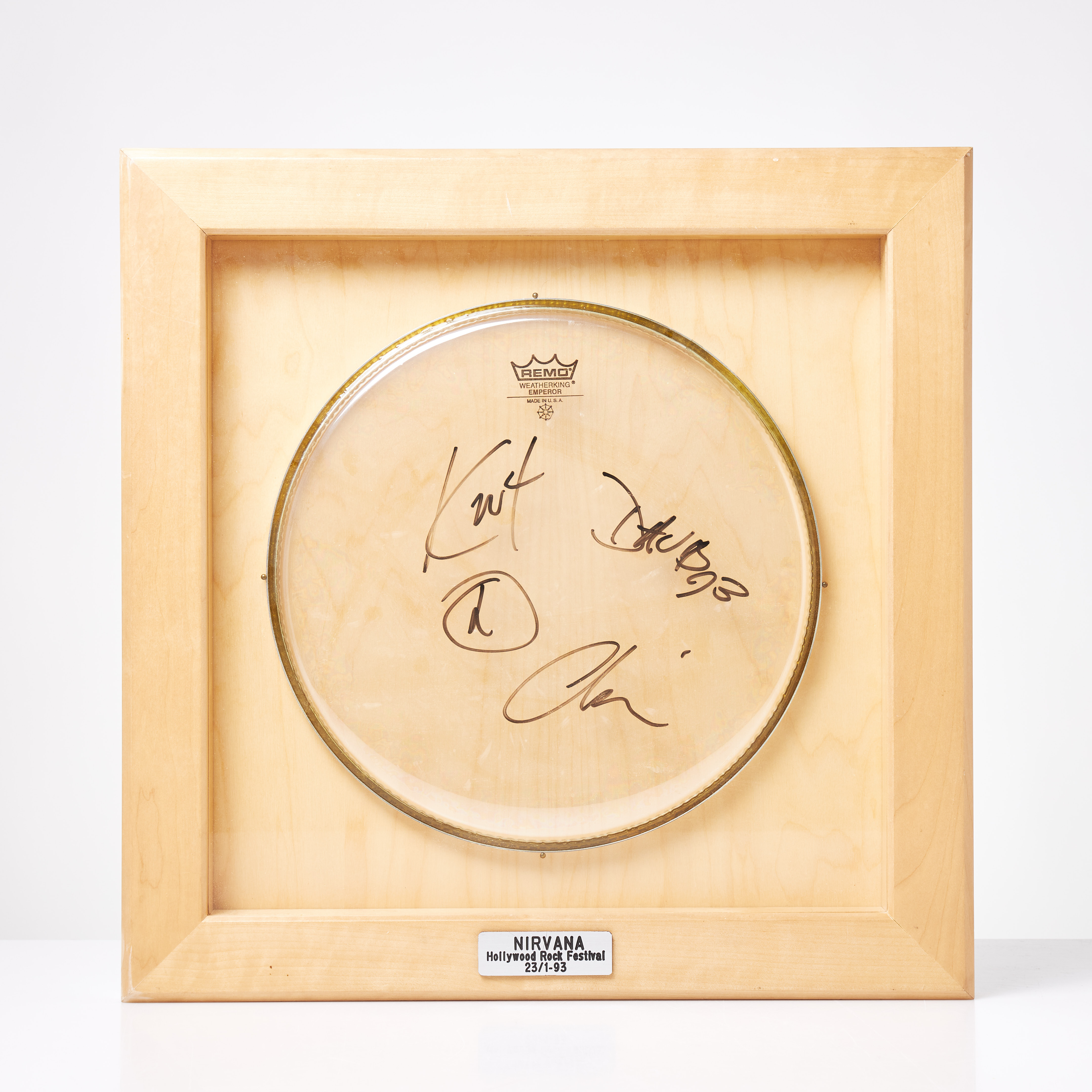 NIRVANA - SIGNERAT TRUMSKINN. Kurt Cobain, Dave Grohl och Krist (Chris) Novoselic.