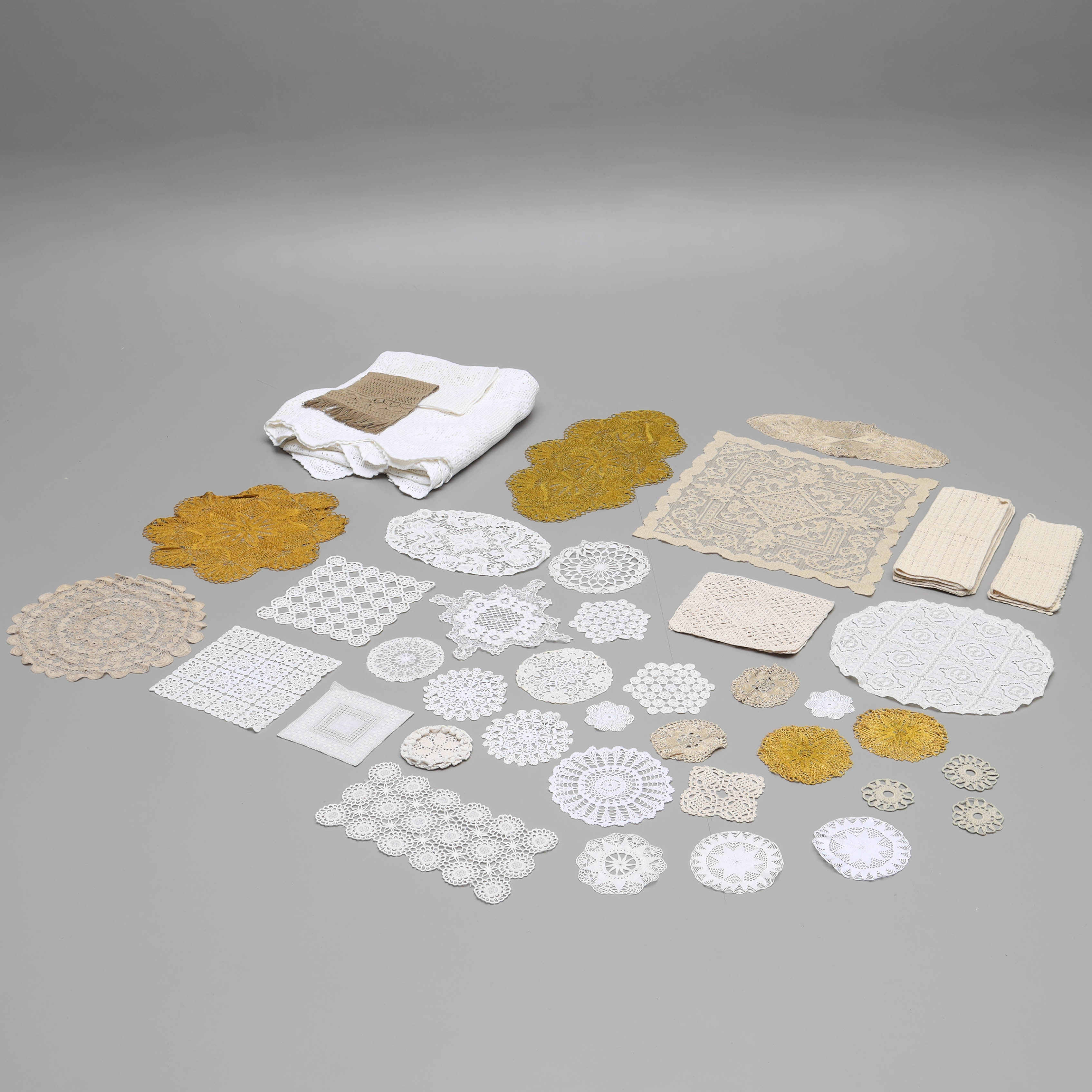 SAMLING HEMTEXTIL, dukar samt kökshanddukar, virkade, knypplade och vävda.