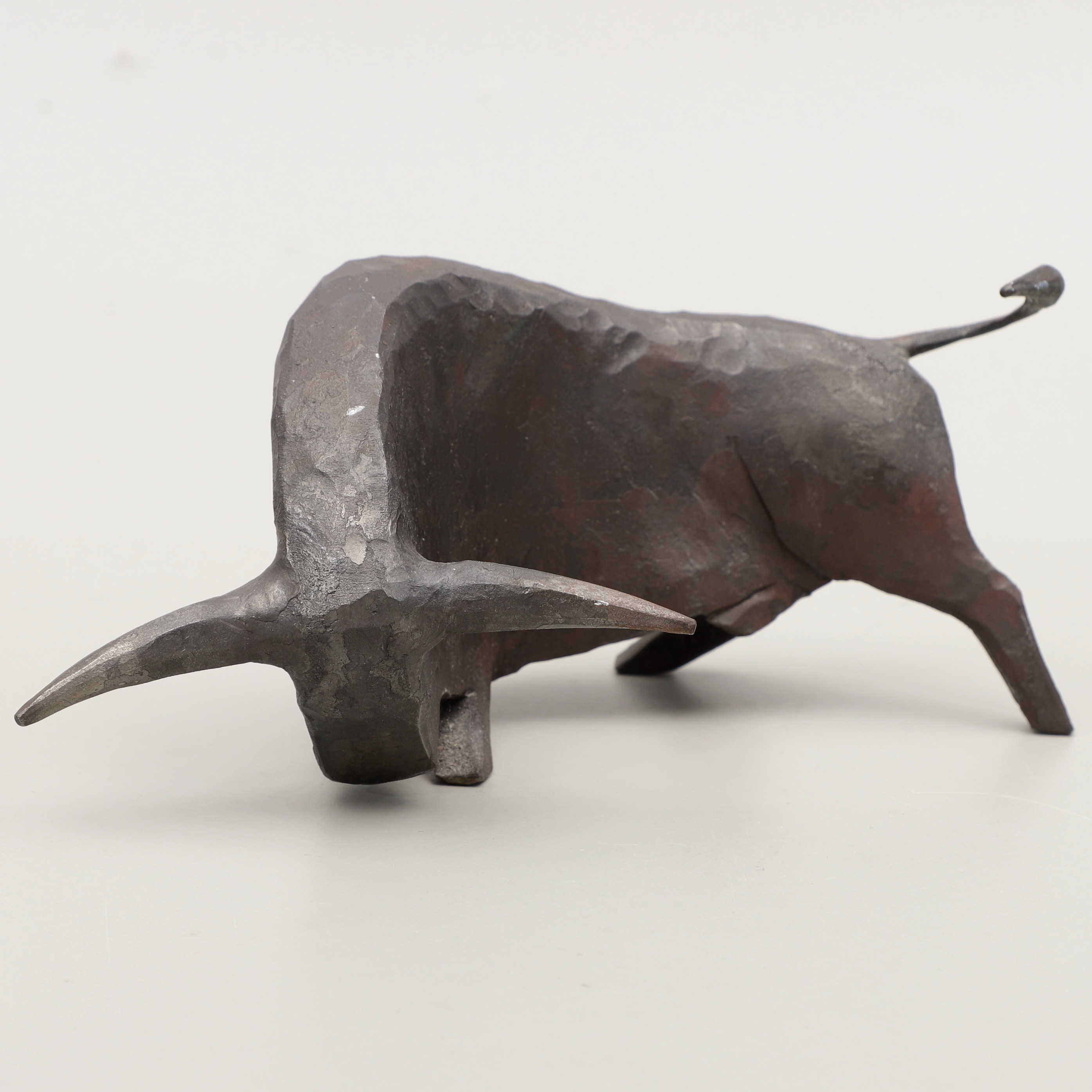 LARS LARSSON. Skulptur, tjur, gjutjärn, stämpelsignerad.