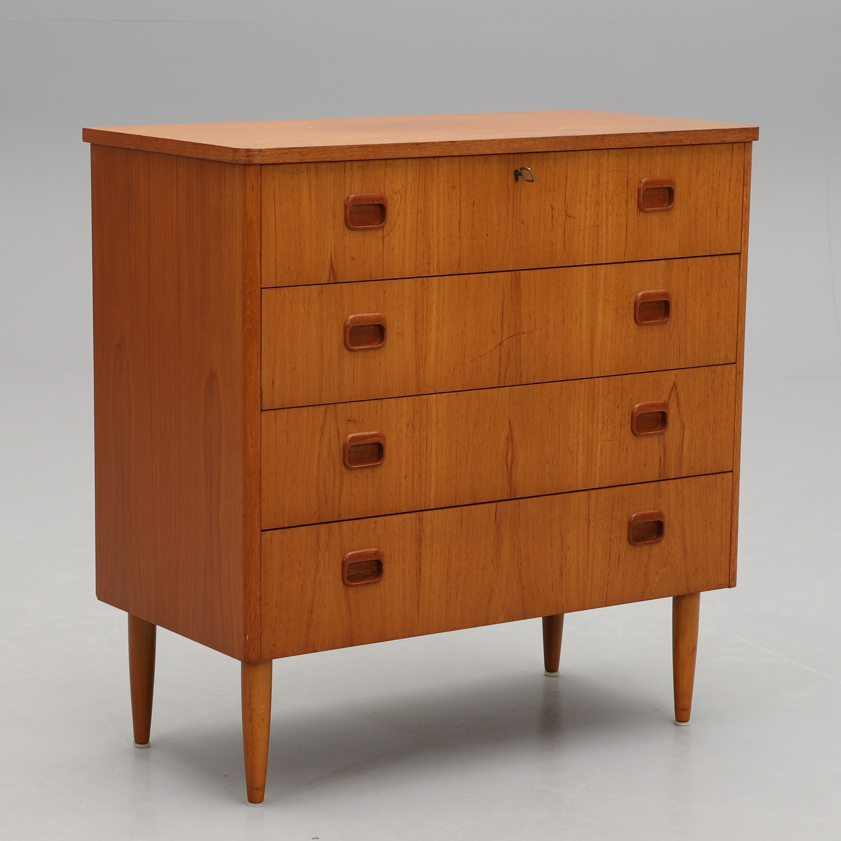 BYRÅ, Bröderna Gustafssons Möbelfabrik, Markaryd 1960-tal, etikettmärkt.