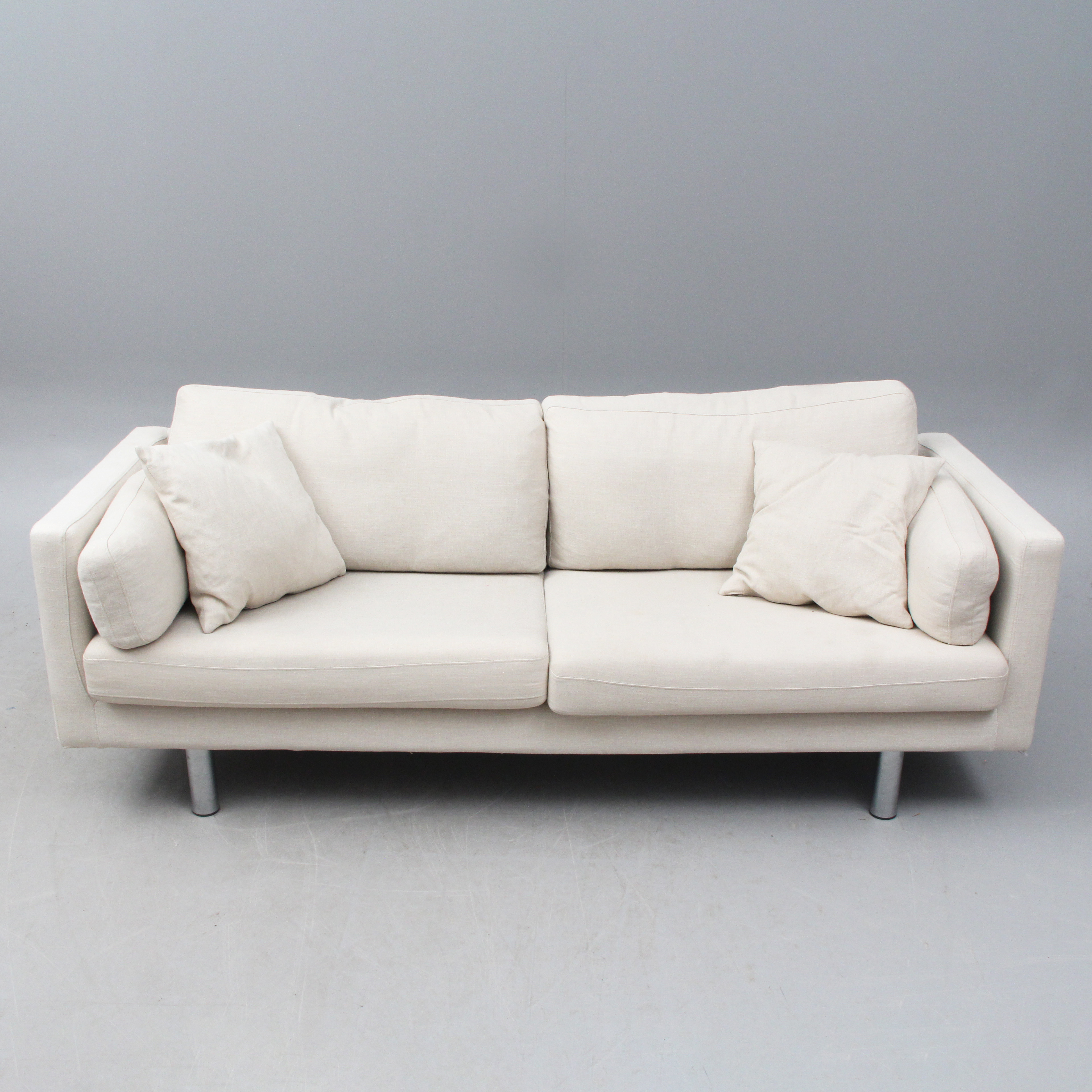 SOFFA, textil klädsel, med metallben.