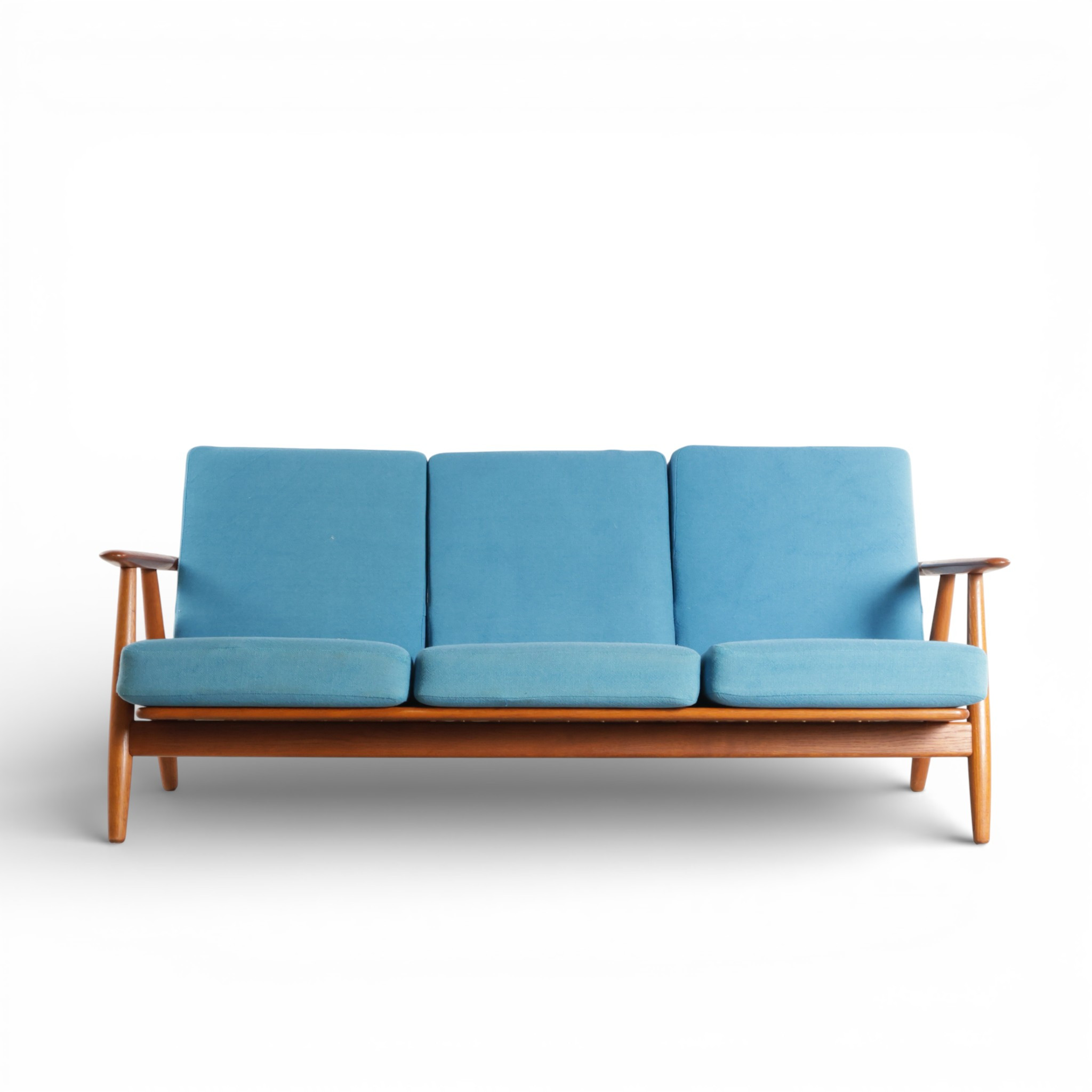 HANS J WEGNER. “Cigaren”. Tre-pers. sofa med stel af teak, løse hynder i sæde og ryg betrukket med blåt uld. Formgivet 1954. Udført og mærket hos Getama, model 'GE 240'. Danmark, 1950-60'erne.
