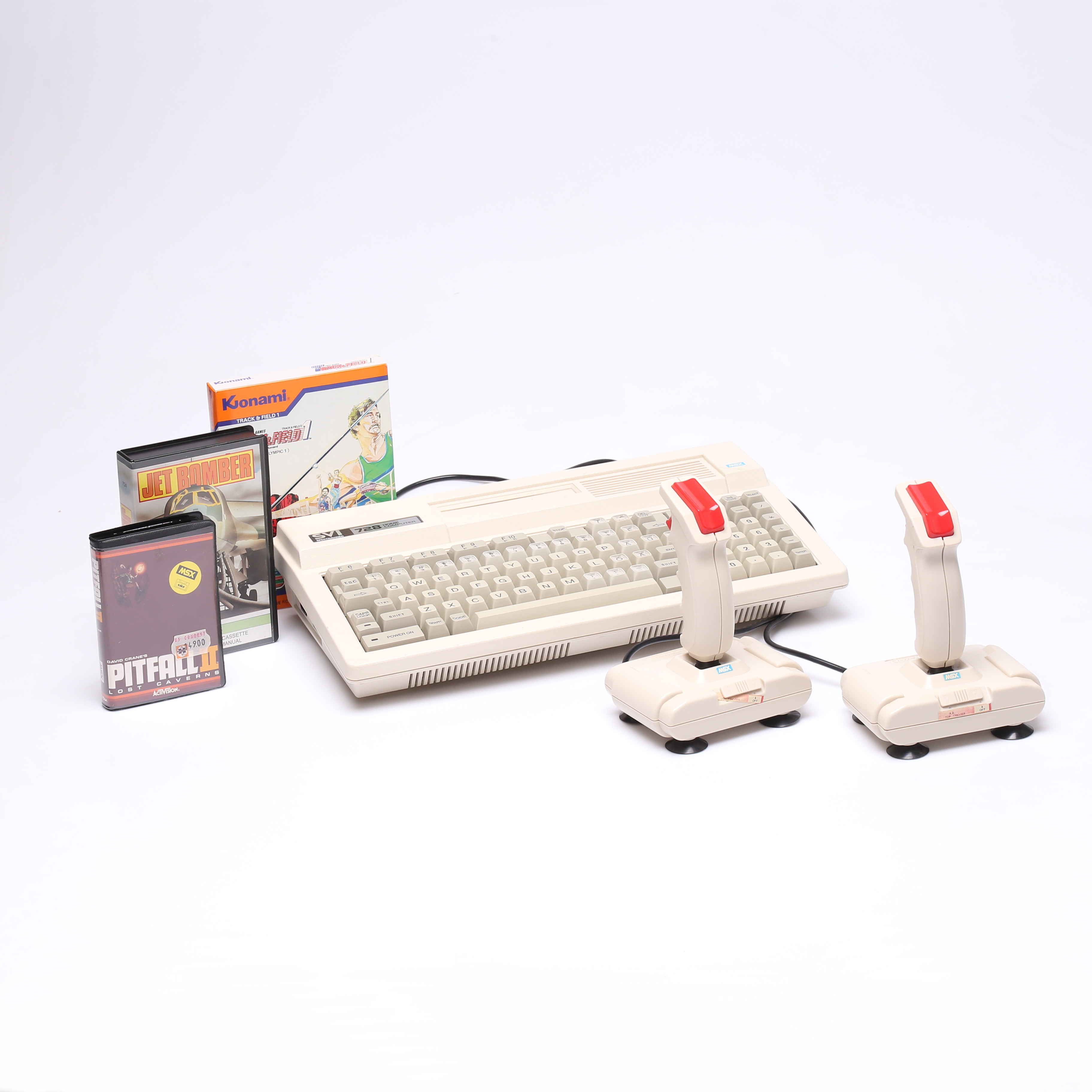 SPECTRAVIDEO 728, JOYSTICKS 2 st samt 3 st SPEL.